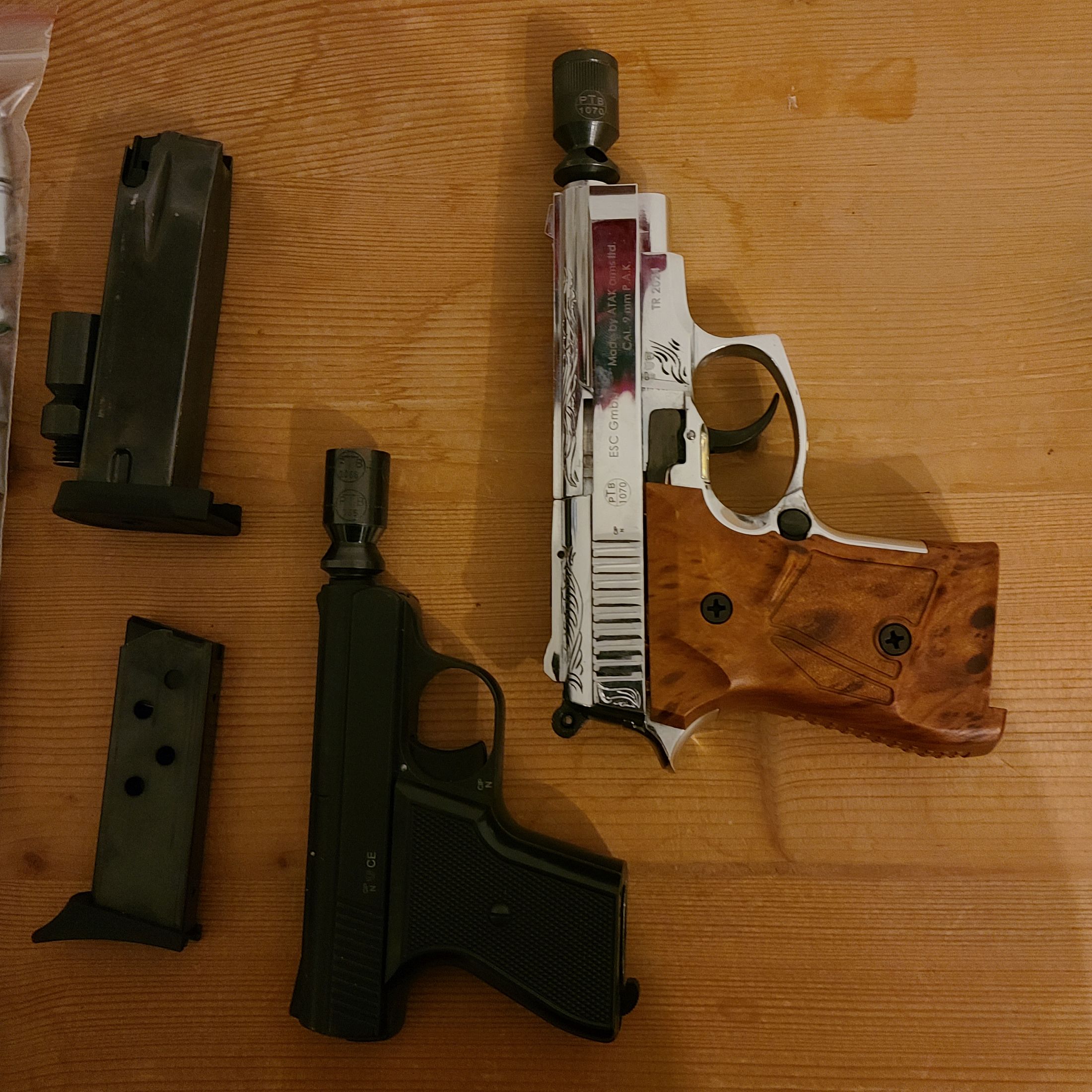 Blank pistols 2 pieces with blank cartridges also revolvers