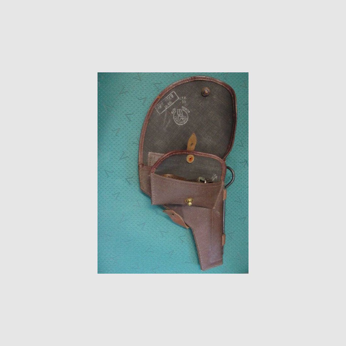 Revólver Nagant año de fabricación 1945 con funda y correa de retención