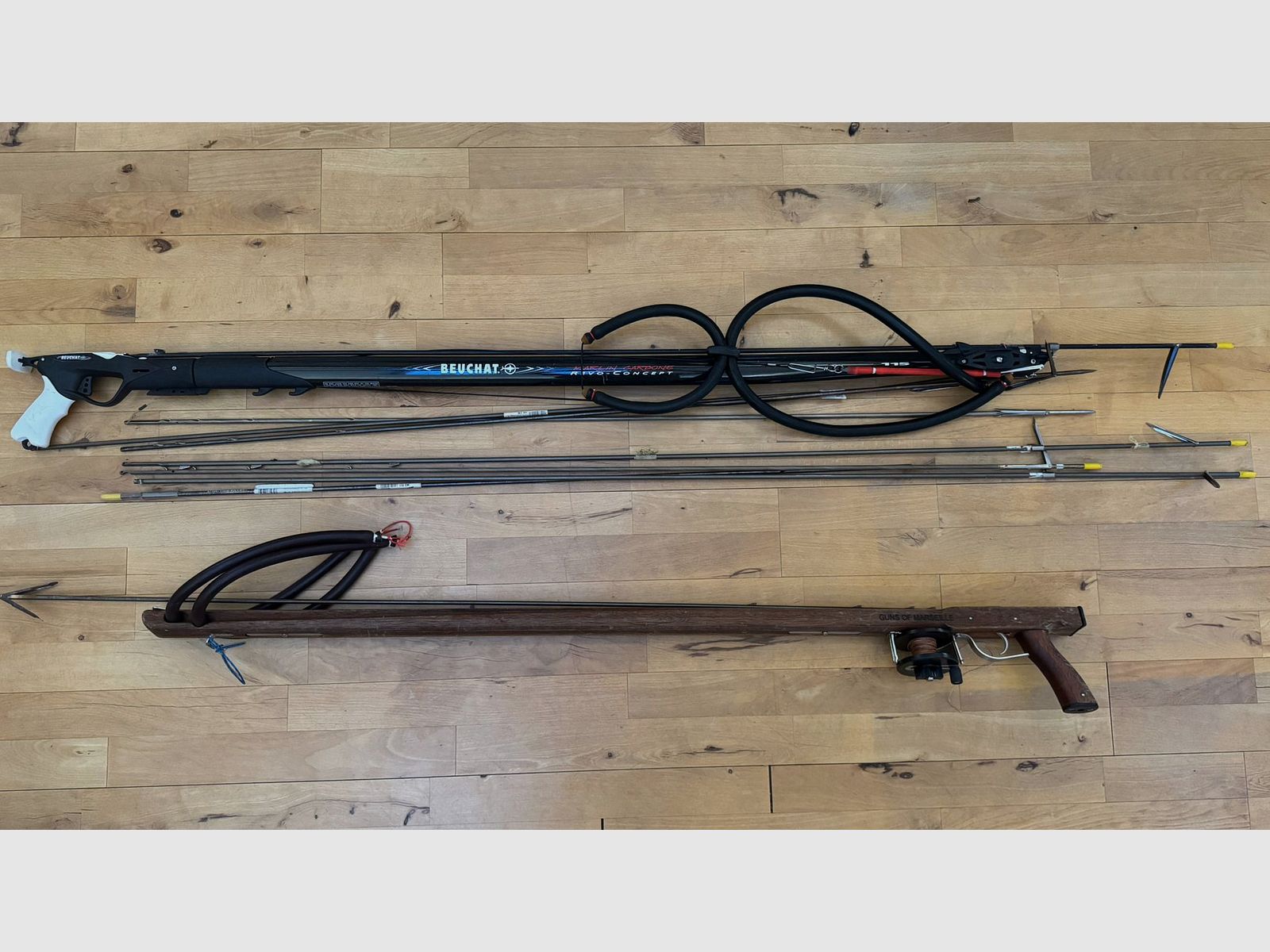 2 hochwertige Tauchharpunen / Unterwassersportgeräte – Beuchat Marlin Carbone 115 & Guns of Marseille Holzharpune – Zubehör – Hamburg
