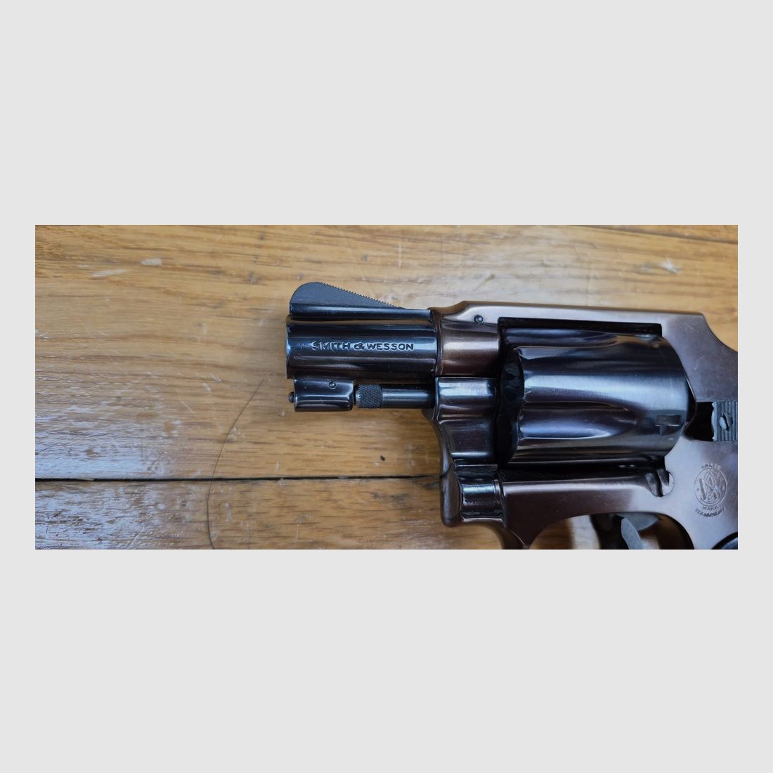 Sehr seltener Revolver Smith&Wesson Model 42 Centennial – Ein 36 Chief Special ohne äußeren Hahn – 5 Schuss im Kal. .38SP – Jubiläumsmodell 1952 – Leichtgewichtige Version für Nahverteidigung – Seltene und wunderschöne zweifarbige Ausführung Schwarz / Bronze mit Griffschalen aus Knochen – Der echte „Bodyguard“! – Hervorragender ästhetischer Zustand – Ausgezeichneter mechanischer Zustand – Ausnahmestück! – TBE ++, Bild 7 von 22