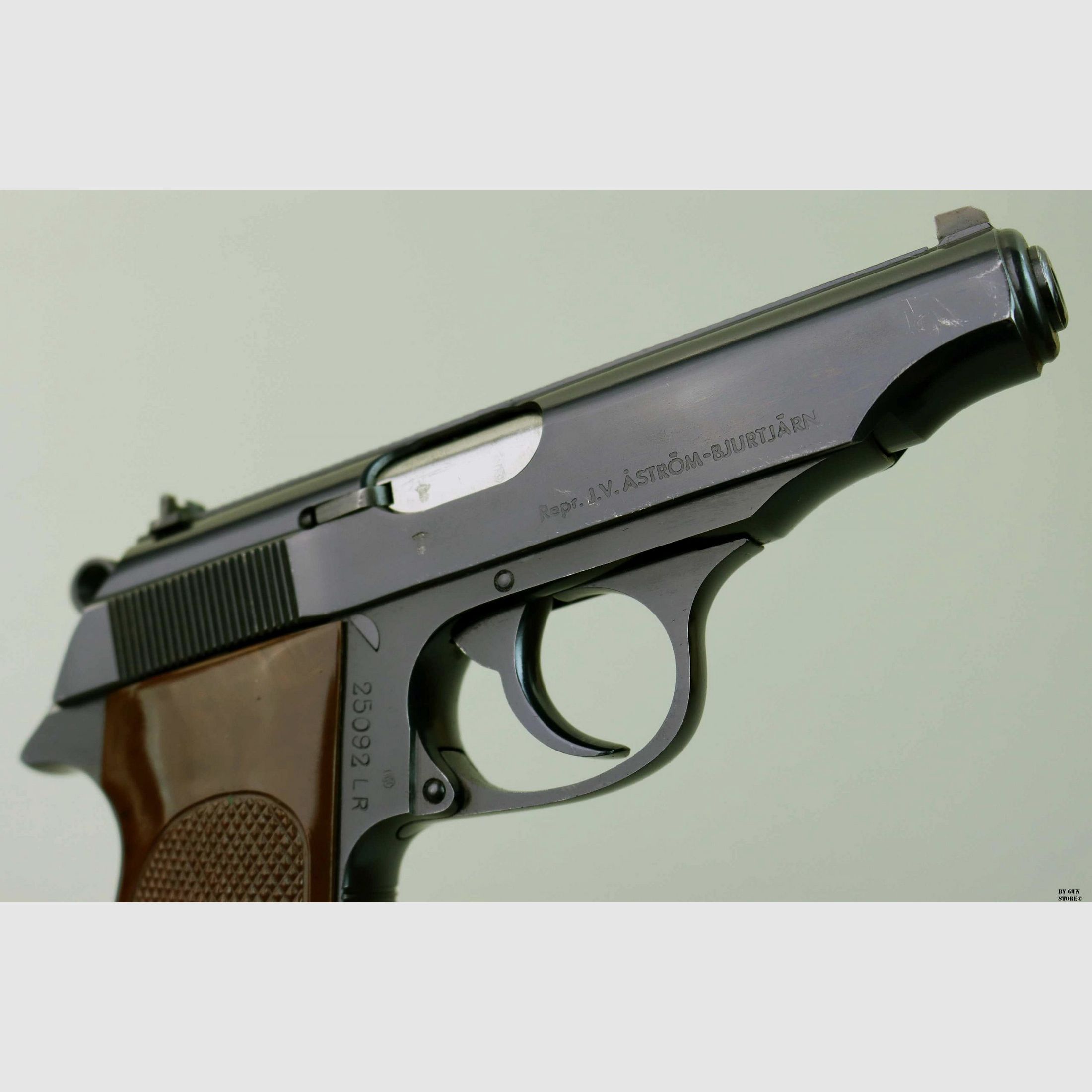 Pistola Manurhin mod. PP cal. .22 l.r. “REV. J.V. ASTROM-BJURTJARN” matr. 25092LR, immagine 9 di 13