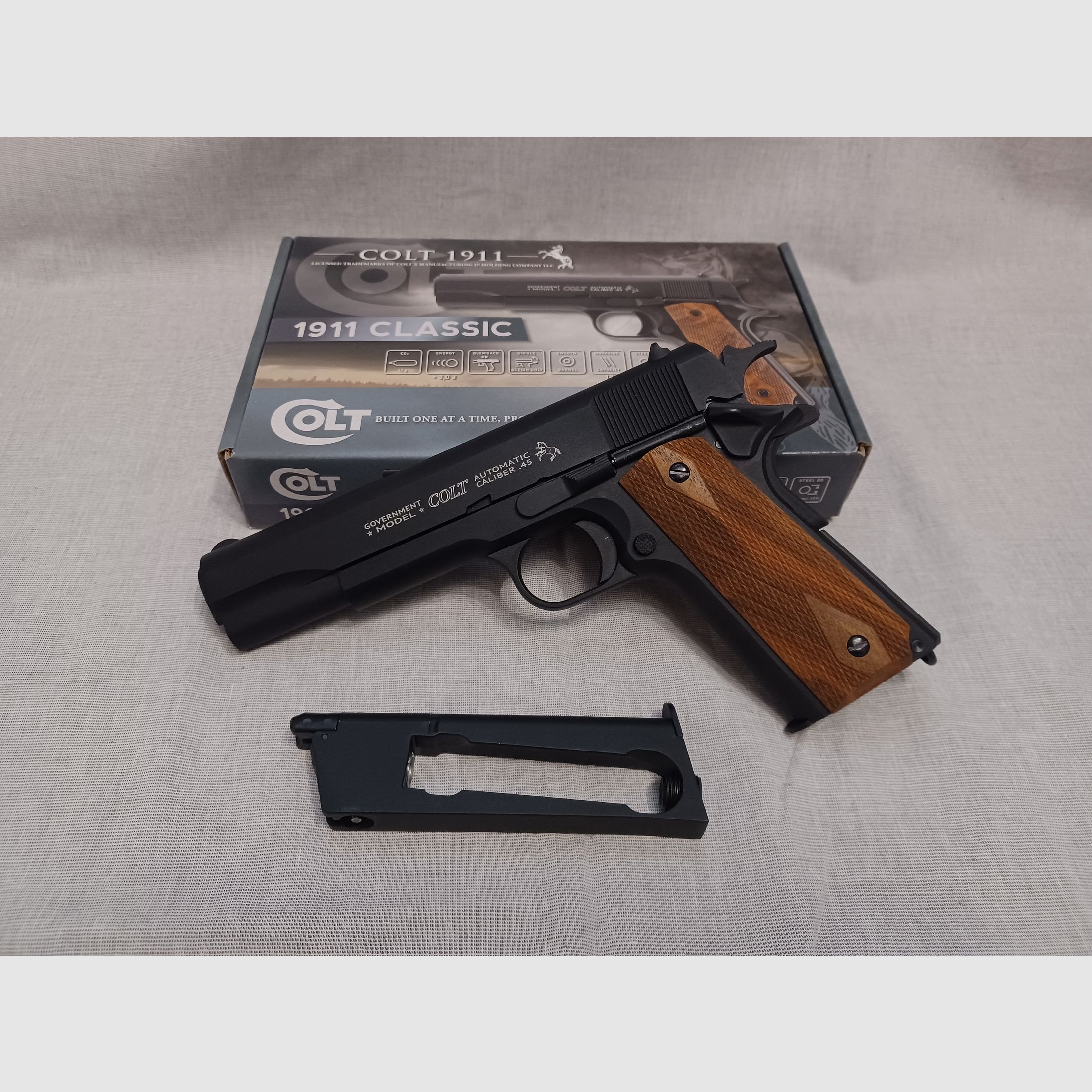 Colt Government / Holzgriffschalen / 4,5 mm BB / BlowBack / CO2 / Pistole / OVP (4)