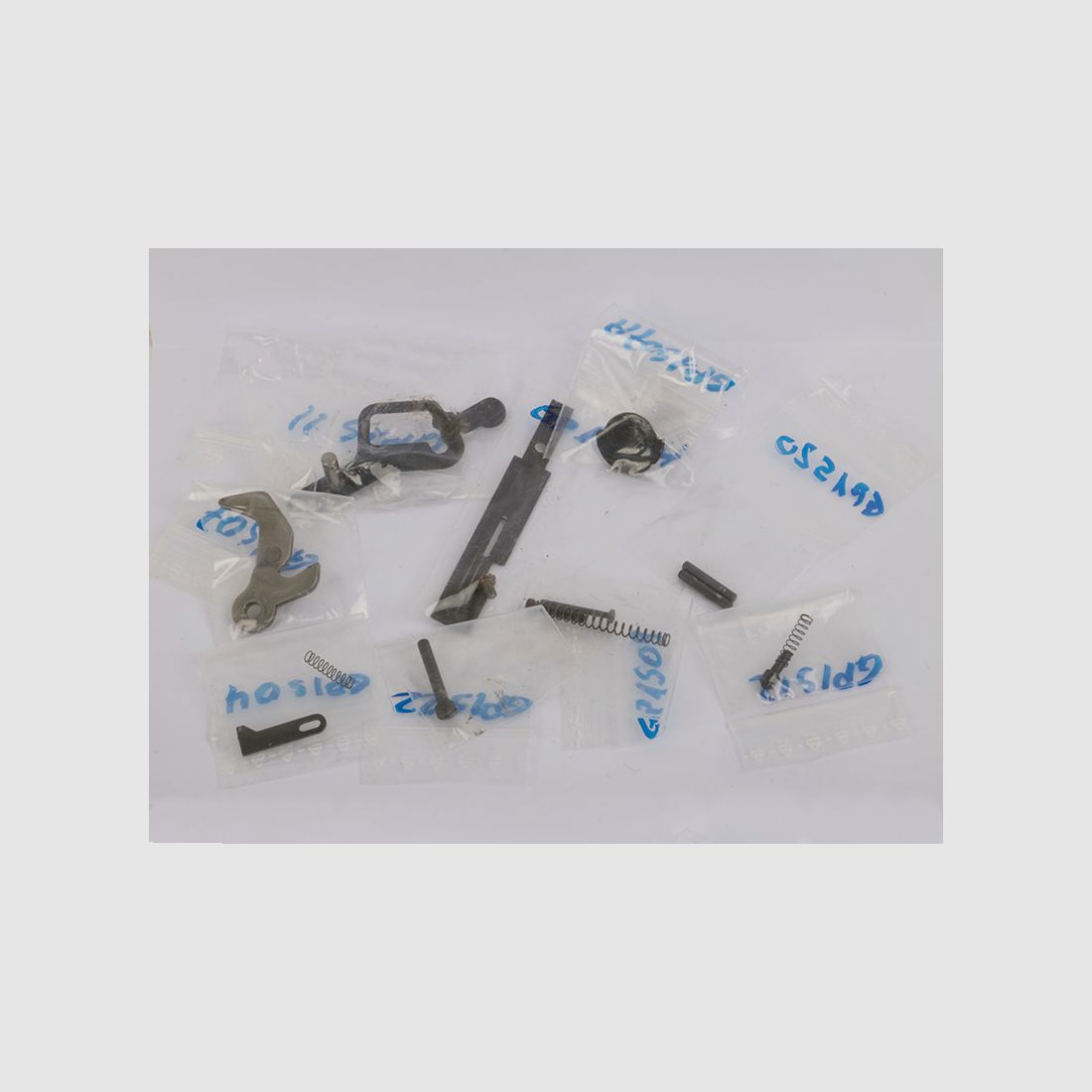 Konvolut gebrauchte Ersatzteile fĂĽr Schreckschuss-, Gas-, Signalpistole Record GP1S 19-teilig