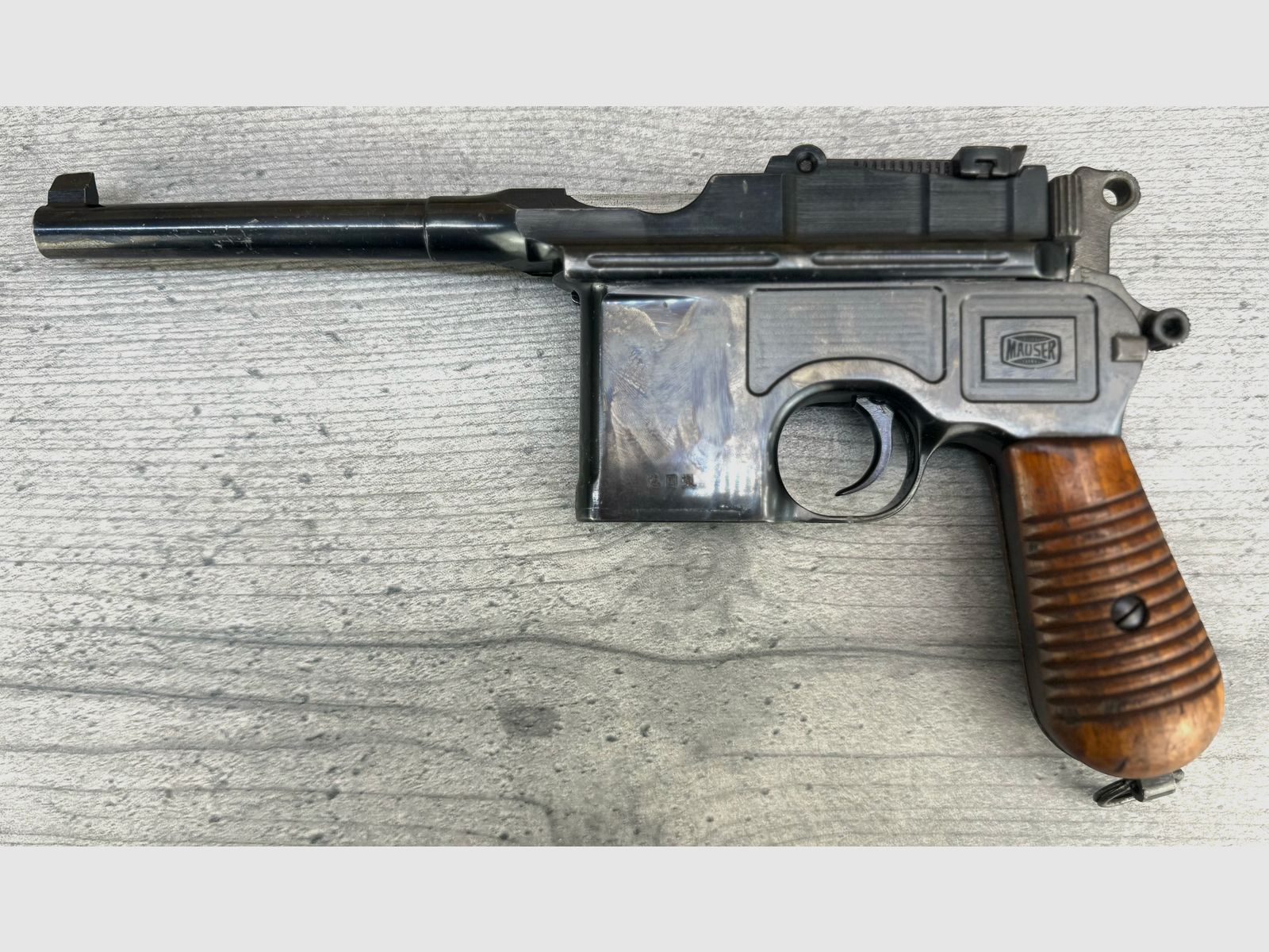 Mauser C96 + soporte de madera + funda de cuero + 1 cargador + varilla de limpieza