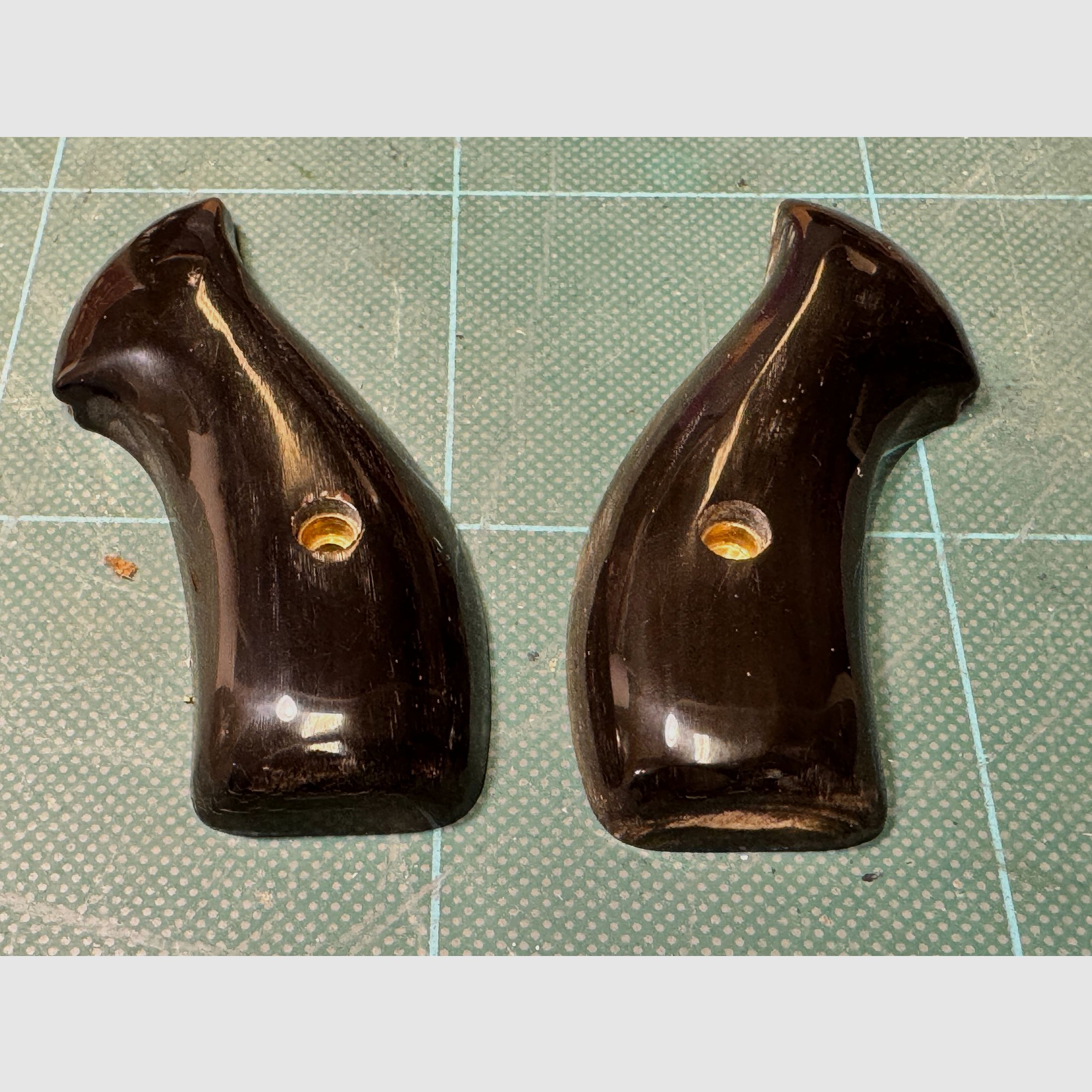 EAGLE GRIPS Buffalo Horn Grips (Genuine Buffalo Horn) S&W J-Frame Round Butt – Top condition in original packaging with exchange wedge!