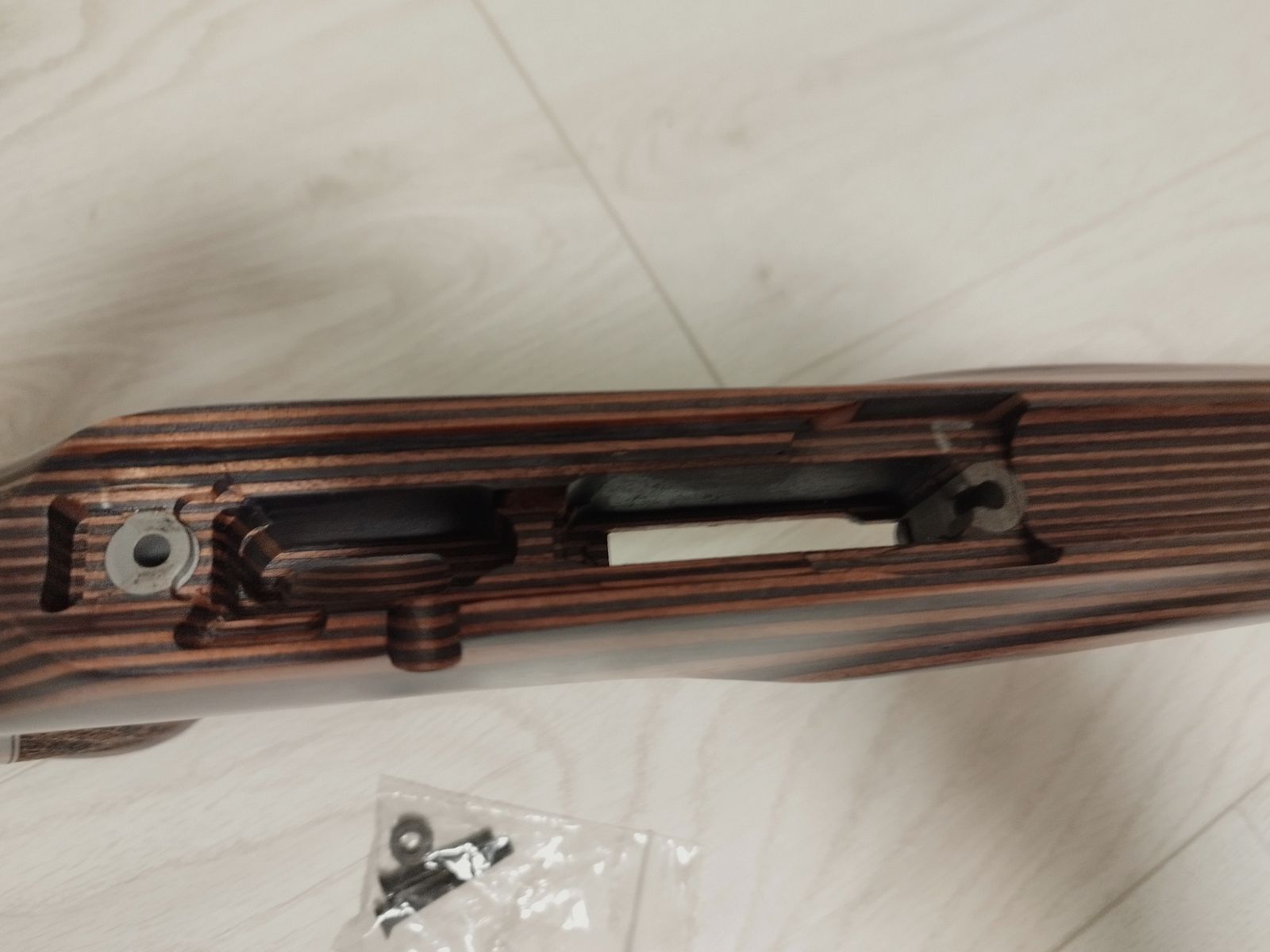 Original CZ457 Holzschaft Thumbhole con espaciadores modulares