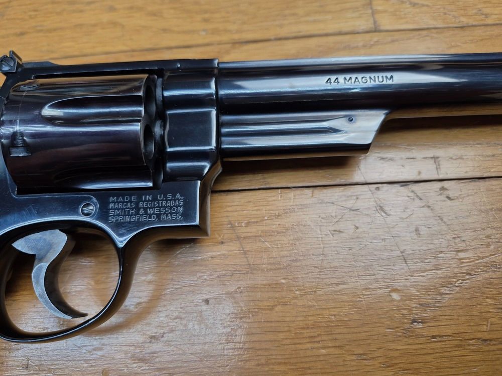 Terreur des ours ! – Revolver Smith & Wesson M29-2 – Cal .44Mag – Canon 8&prime; 3/8 pouces – Le plus long du catalogue ! – Finition bronzée hors pair – Arme de 1980 – Mécanique époustouflante et introuvable aujourd&rsquo;hui – Mythe cinématographique autant qu&rsquo;armurier! TBE++!, image 23 sur 27