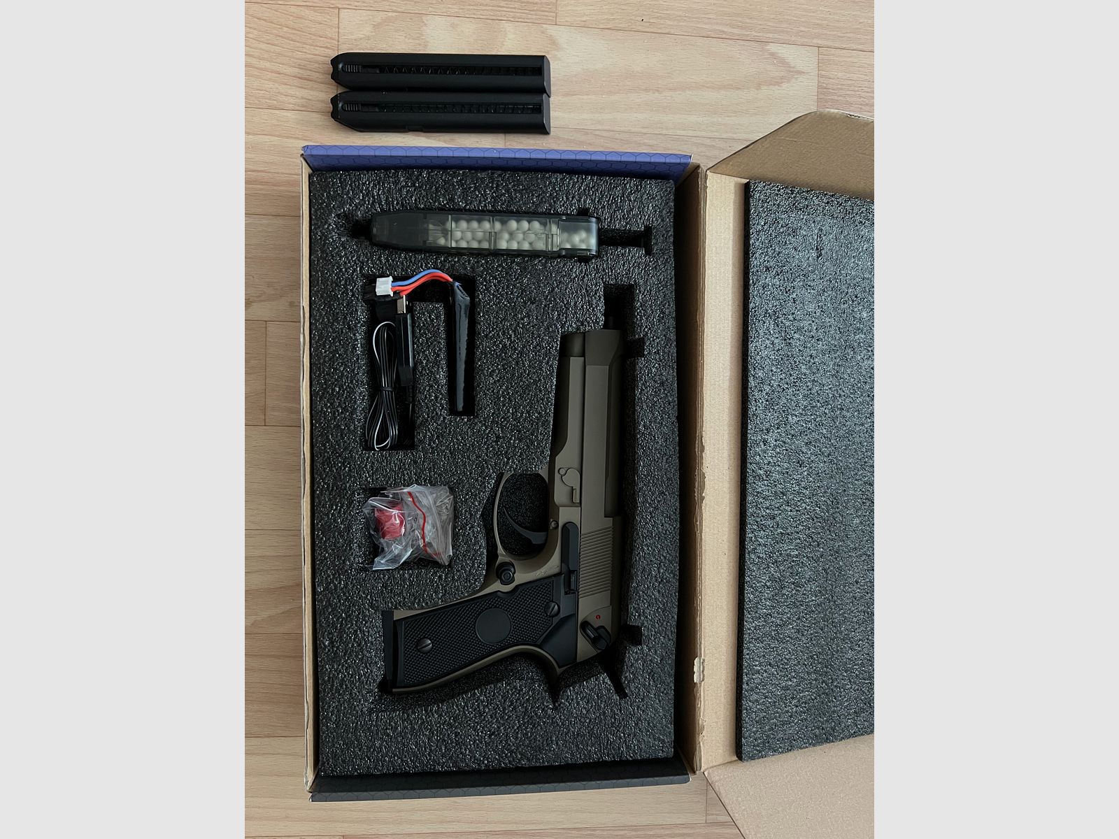 Cyma CM126/Mod.92 AEP Pistole mit Mosfet und Li-Po + Ladegerät Tan 0,5 Joule