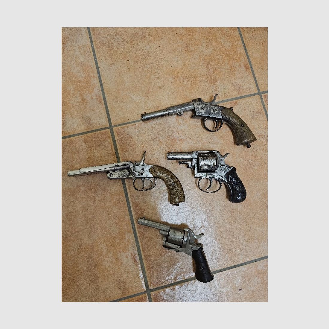 Collection de vieilles pistolets du 19ème siècle