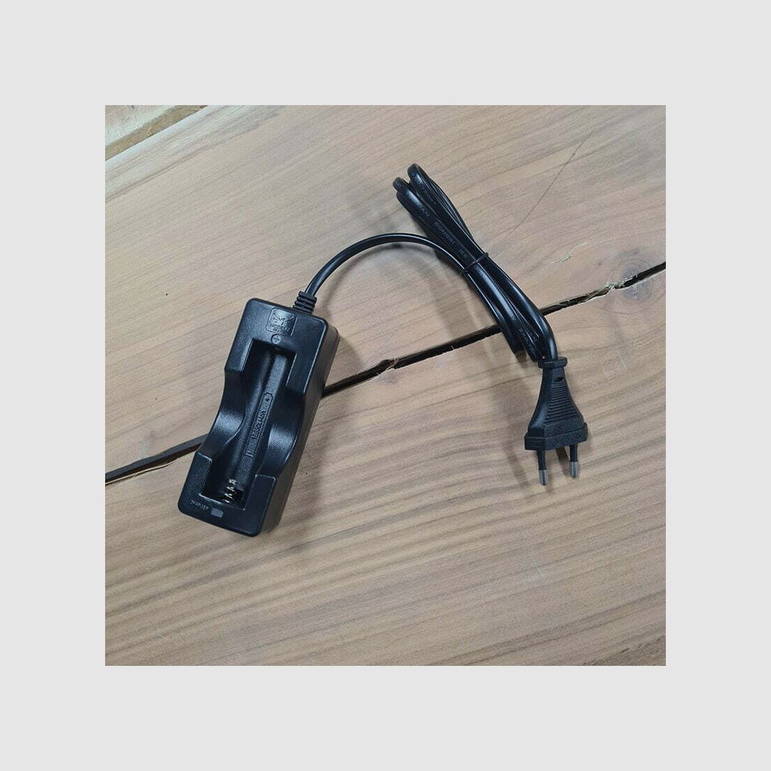 Cargador con batería 18650 de polo positivo elevado, imagen 2 de 2