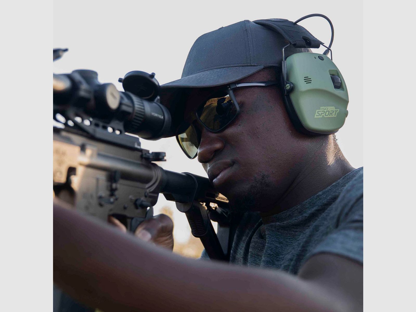 ISOTUNES Sport 37615001 Defy Slim hearing protection in green with Bluetooth