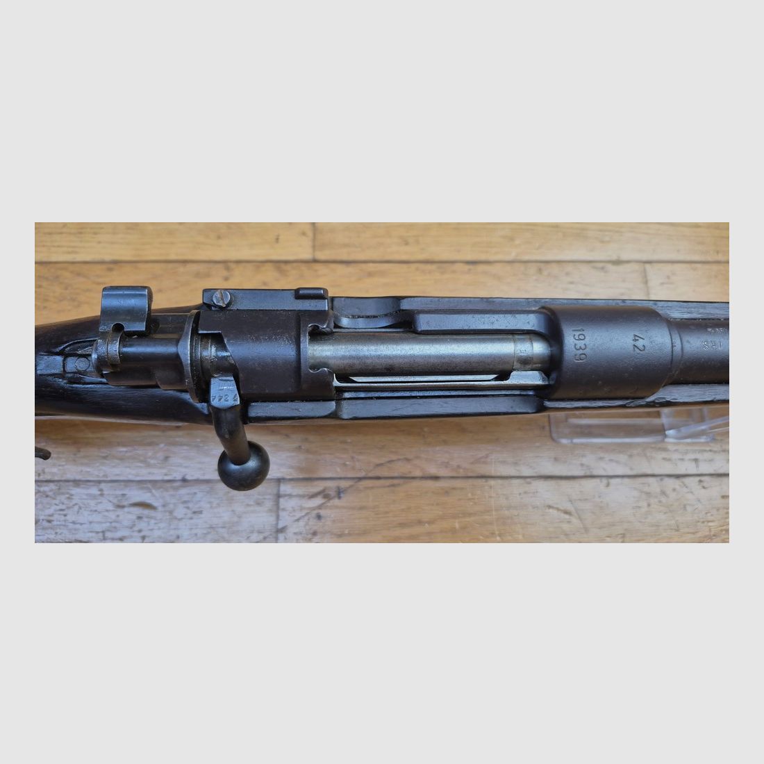 Mooie K98-regelgeweer – Derde Rijk periode – Herkammerd in 8 x 57 JRS (en niet IS van origine) – Code "42' – Gefabriceerd door Mauser Oberndorf in 1939 – Geen enkel serienummer – Uitstekende mechanica – Schaft en hout ongemarkeerd en in TBE – Mooie loop met goede groeven – Sling – Mooi geheel en goed wapen 100% periode – TBE, afbeelding 20 van 36