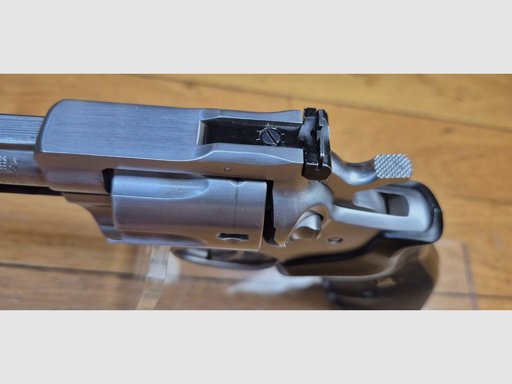 Sehr schöner Revolver Sturm Ruger Security-Six — Kal. .357 Magnum — Weniger verbreitete Edelstahl-Finish in sechs Zoll — Waffe aus Ende 1981 / Anfang 1982 — Immer noch die beste Zeit von Bill Ruger — Sehr sehr schöner physischer Zustand des ästhetischen und mechanischen Athleten! — Pachmayr-Griffschalen — Spiegel-Lauf — Ein Klassiker, der in Edelstahl und in sechs Zoll selten geworden ist — TBE+ / TBE++, Bild 17 von 28