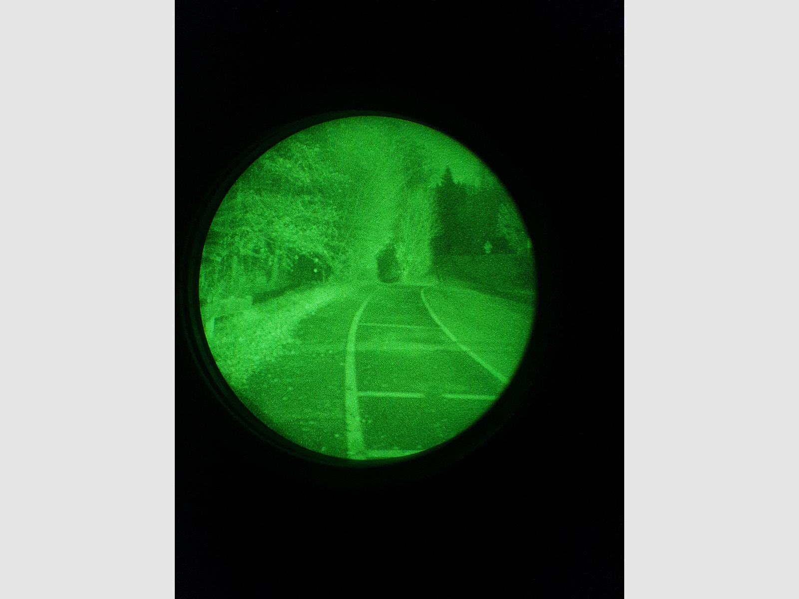 Nachtzichtapparaat restlichtversterker met helmbevestiging en draagkap, dus om te dragen zonder helm