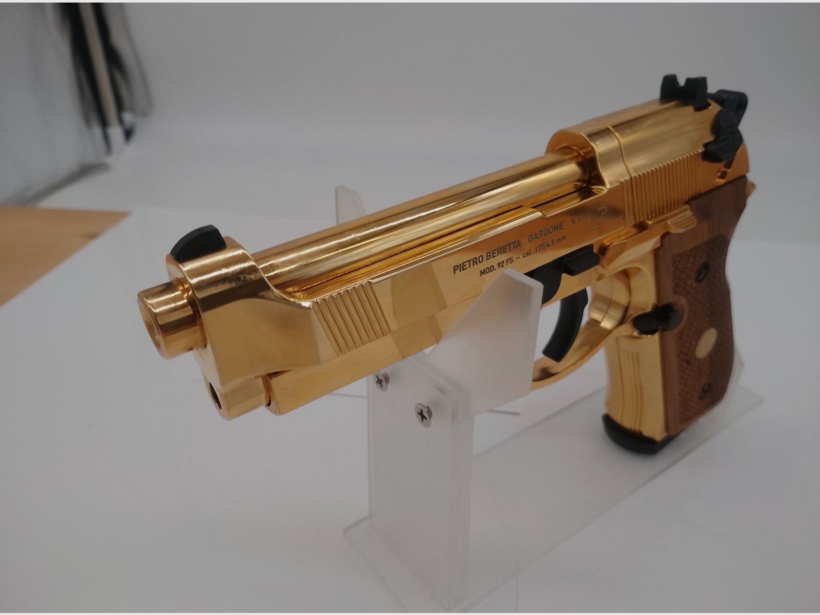 Beretta Mod.92 FS, 24 Karat Gold-Finish mit Echtholzgriffschalen, Bild 4 von 5