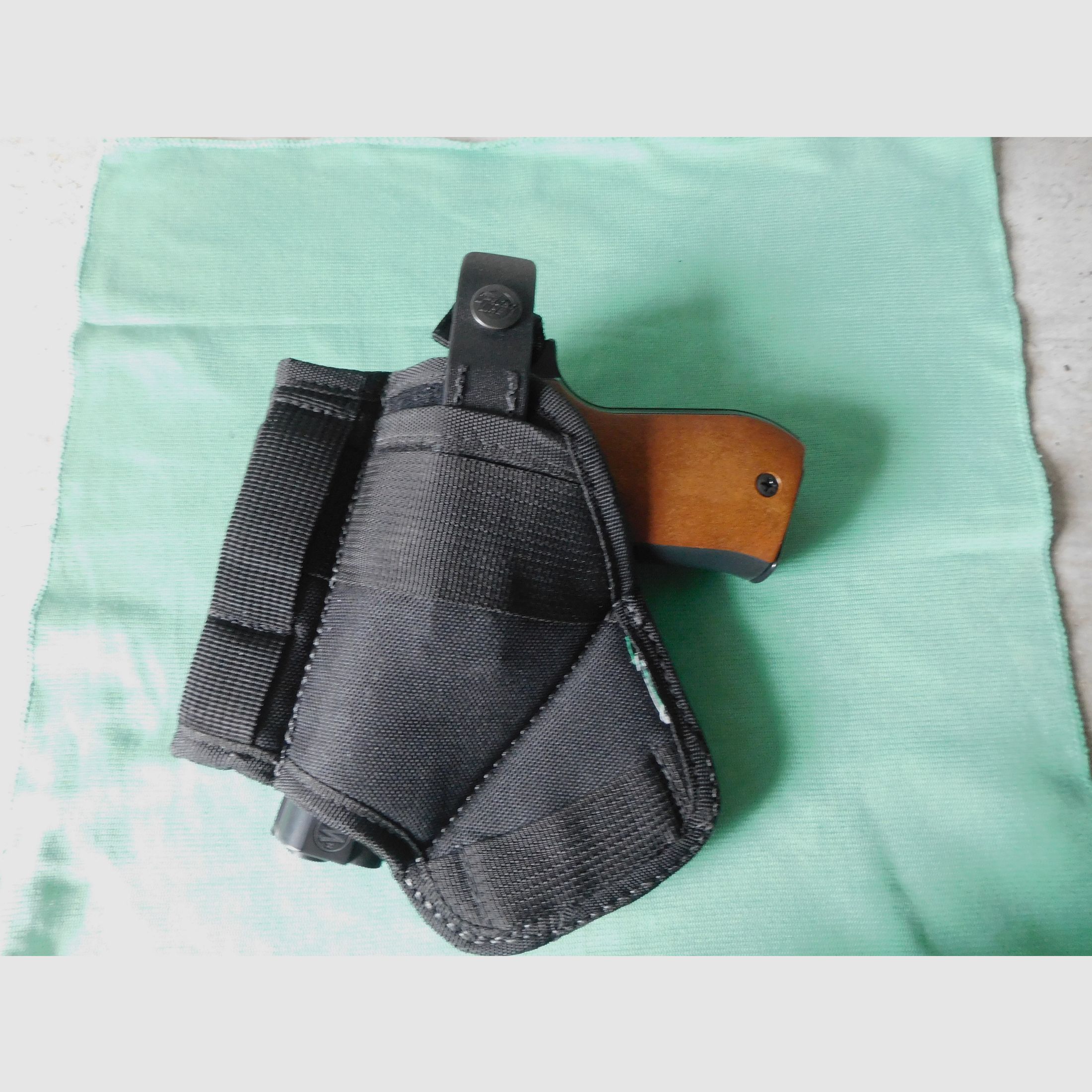 Weihrauch HW 94 Pistolet alarmowy Kal. 9 mm naboje z brzegiem z akcesoriami