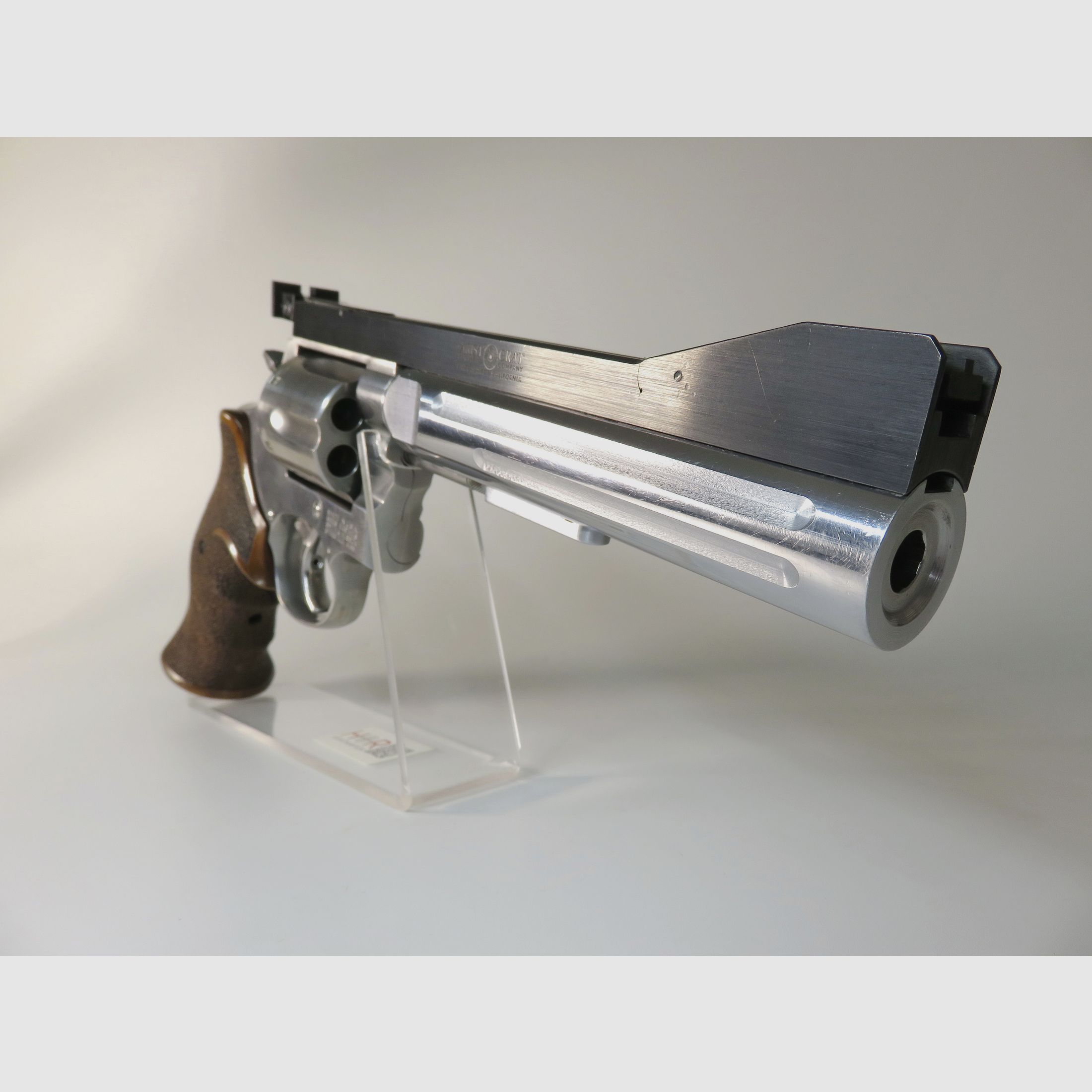 S&W 686-4 | 6 inches | .357 Mag / .38 Spec. | Bull Barrel | Aristocrat 3-position sight | Nill grip