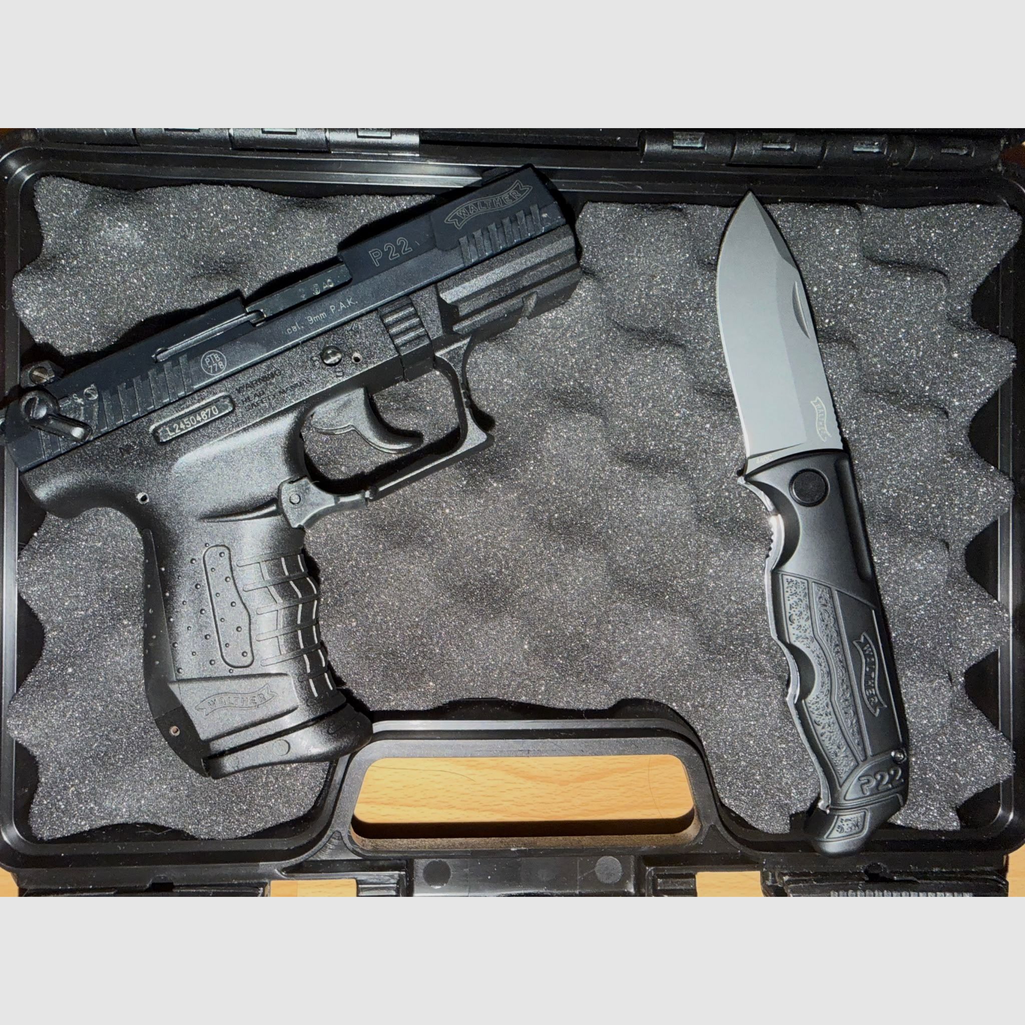 Walther P22 mit P22 Messer  und Holster