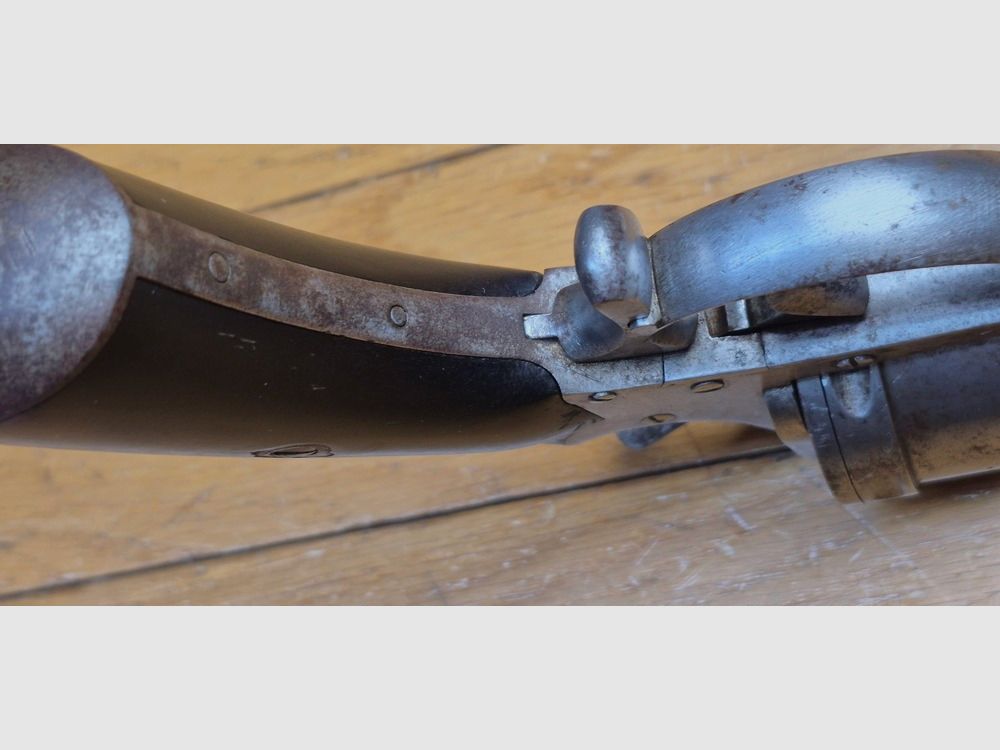 Seltener Revolver mit Galand-System – Kal. 12 mm – 6 Schuss – Quasi-regulär aus dem Konflikt von 1870/1871 – Geniales System zur kollektiven Hülsenextraktion – Stempel „CFG“ – Sehr schönes Stück zum Reinigen, das einer Sammlung Ehre machen wird – BE+ / TBE, Bild 9 von 29