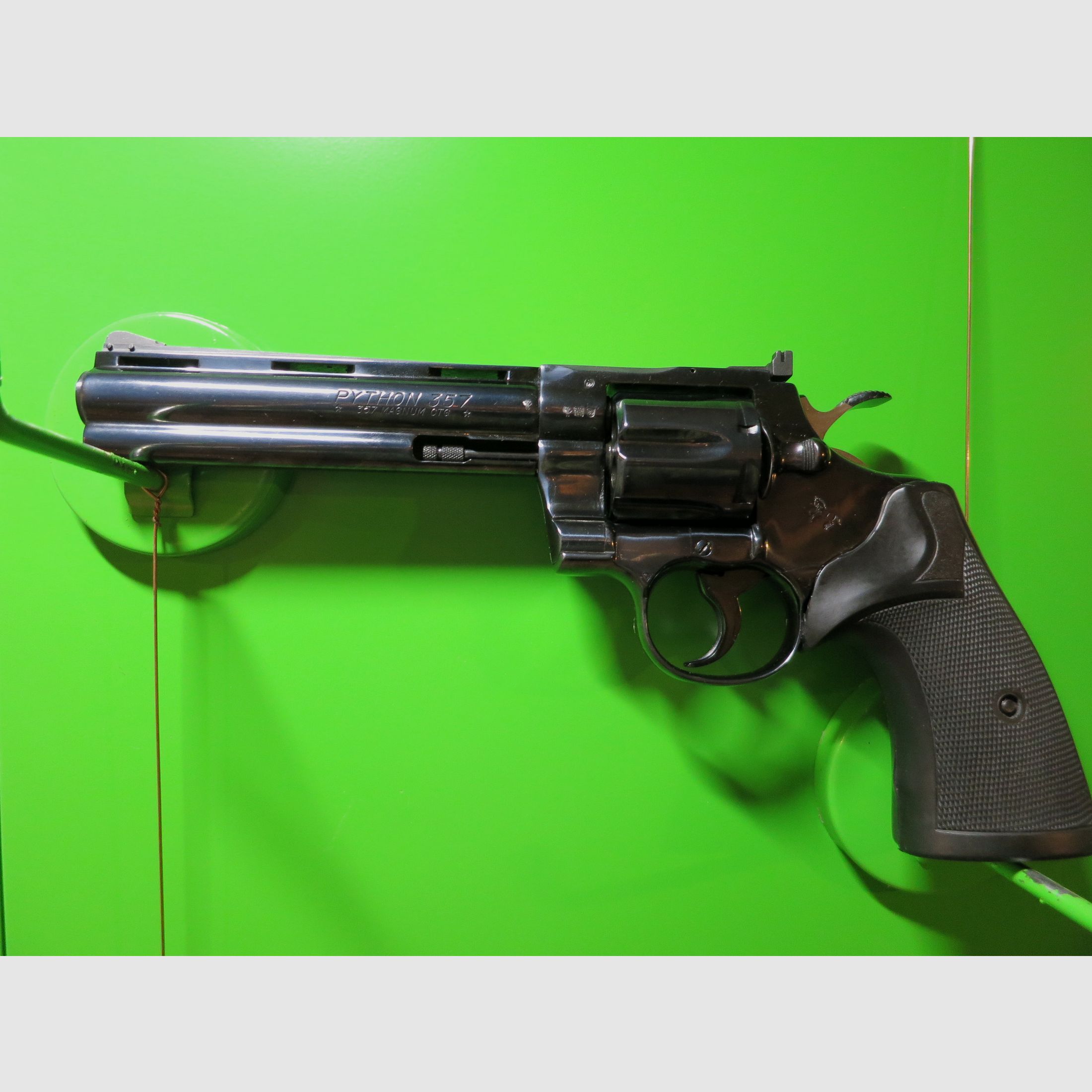 1985 COLT PYTHON, Royal Blue, .357 Magnum, 6" Lauf, Gummi-Sportgriff   #19-