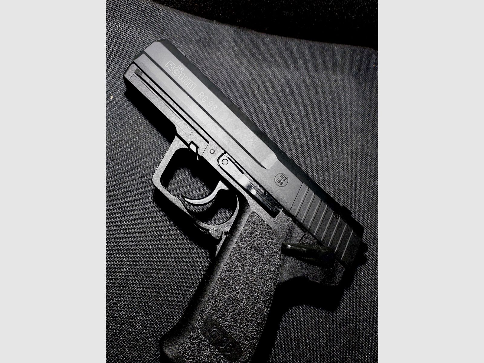 Pistolet alarmowy Röhm RG96, oksydowany (PTB 699) Zestaw RG 96 z tłumikiem, pomocą do ładowania i 2 magazynkami