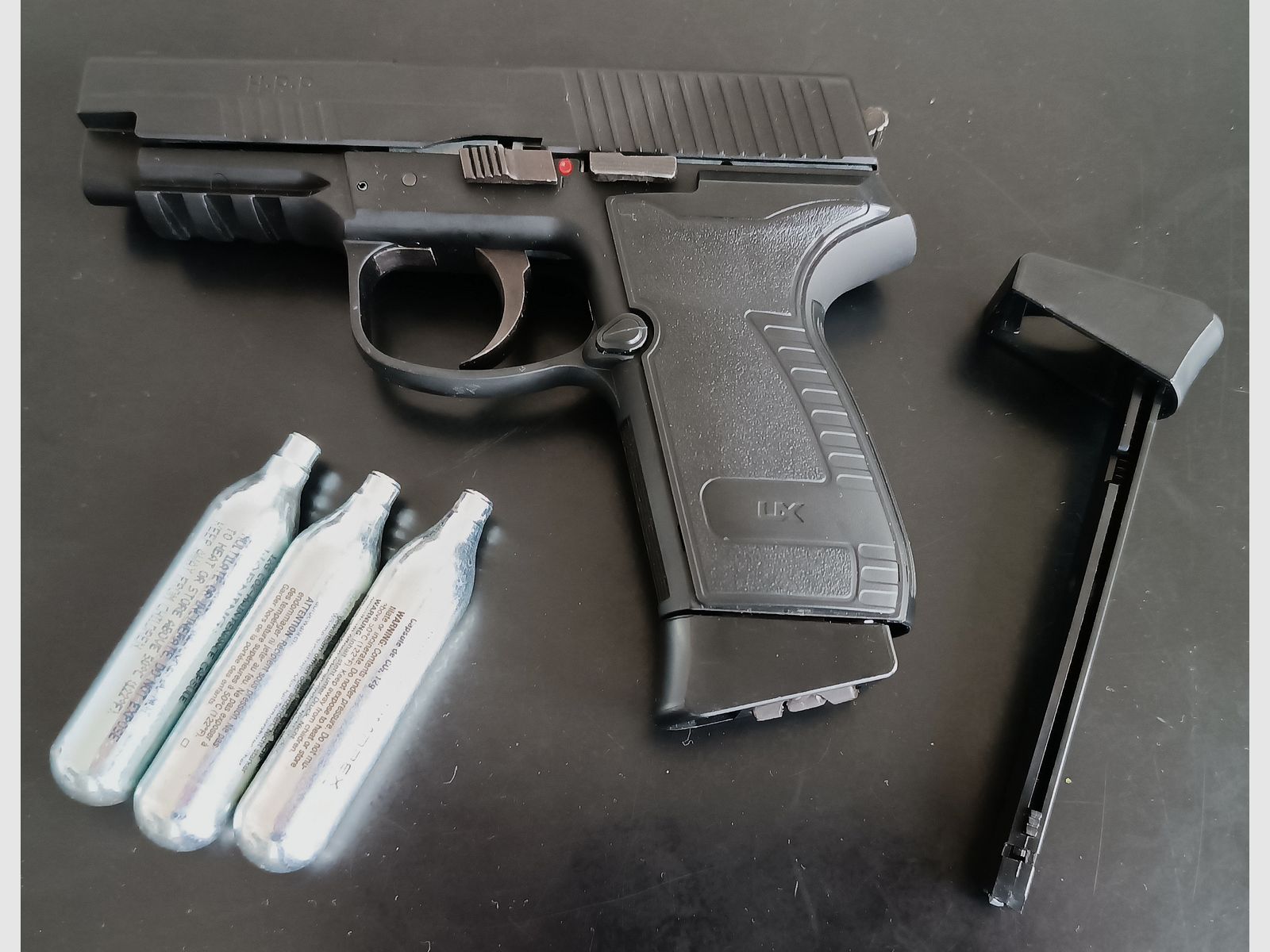 Umarex HPP 4.5 mm steel BB blowback CO2 pistol (P18) with accessories and LIKE NEW!