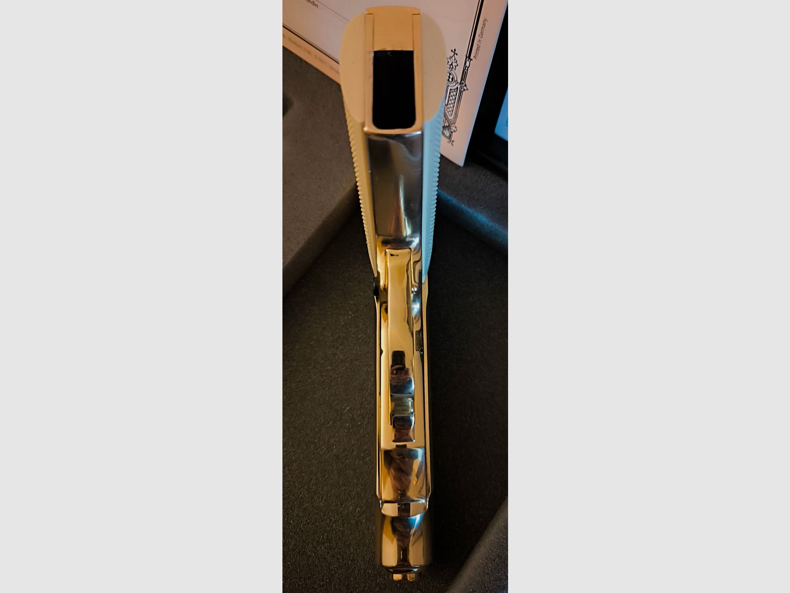 ⚠️ Attention collectors & James Bond fans!! Walther PP - Limited special edition - James Bond - Gold with white grips & certificate as well as VHS cassette and additional magazine with flat magazine base, caliber 9mmPAK, unfired & visually as well as functionally in impeccable top condition, absolutely like new!! Display piece!!