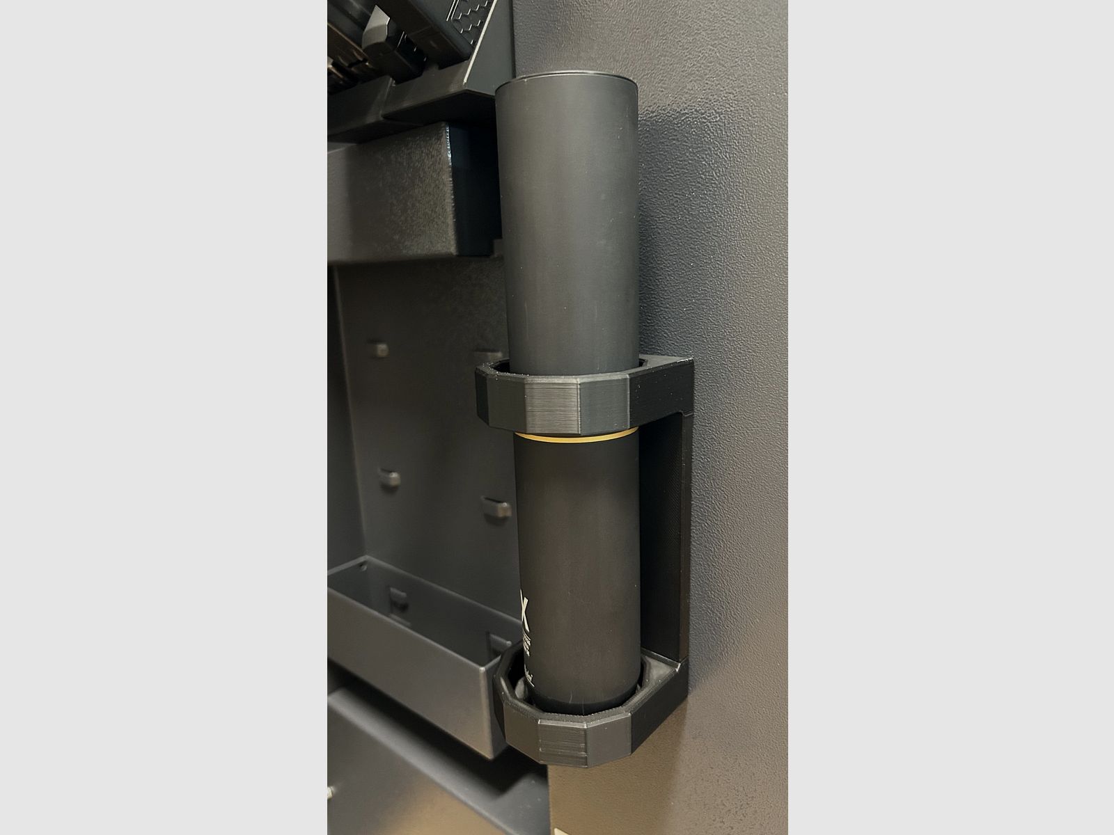 Magnetyczny uchwyt na tłumik do 56mm CZARNY | Uchwyt na tłumik do szafy na broń