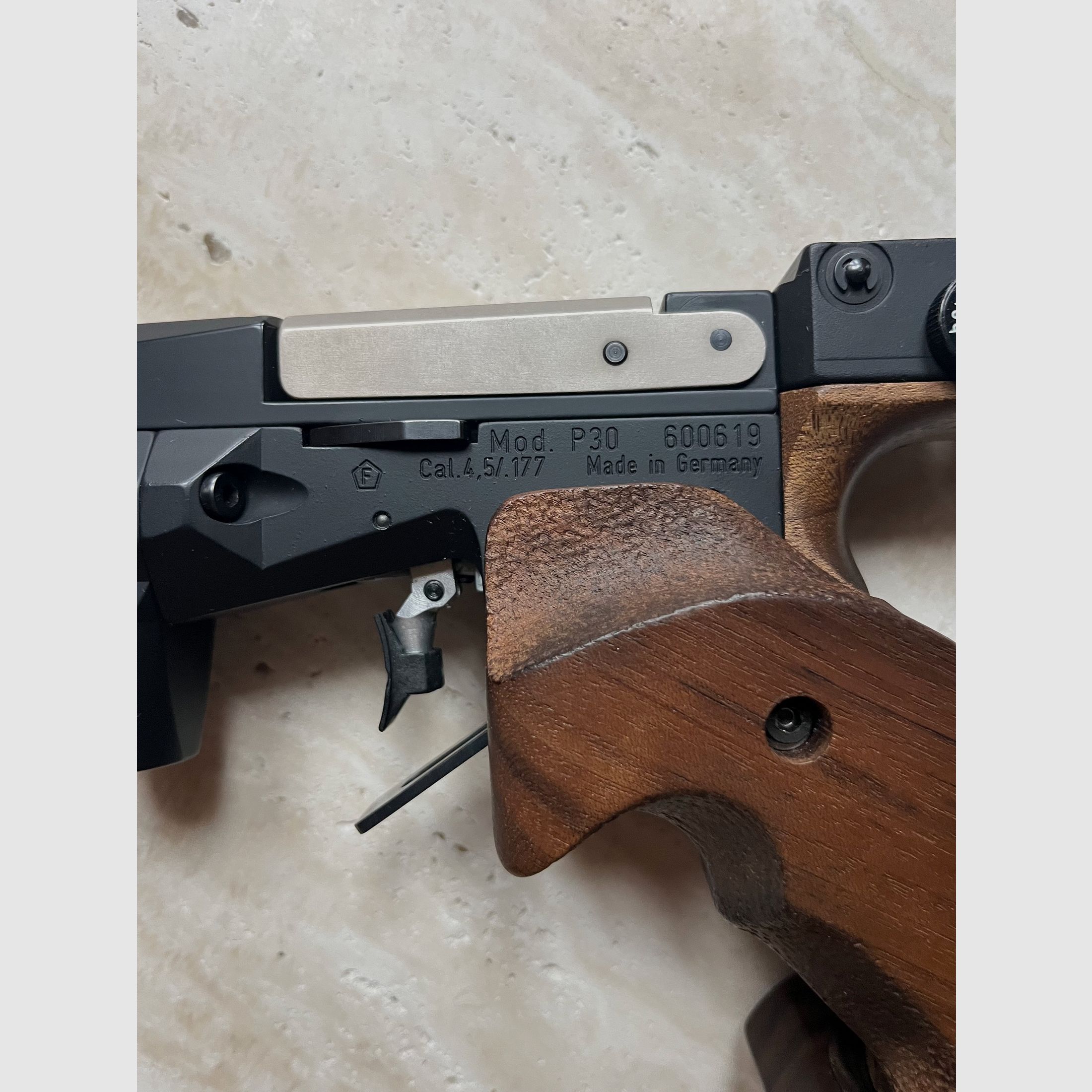 Feinwerkbau P30 pistola de aire comprimido – Estado excelente – 2 cartuchos + maletín de aluminio