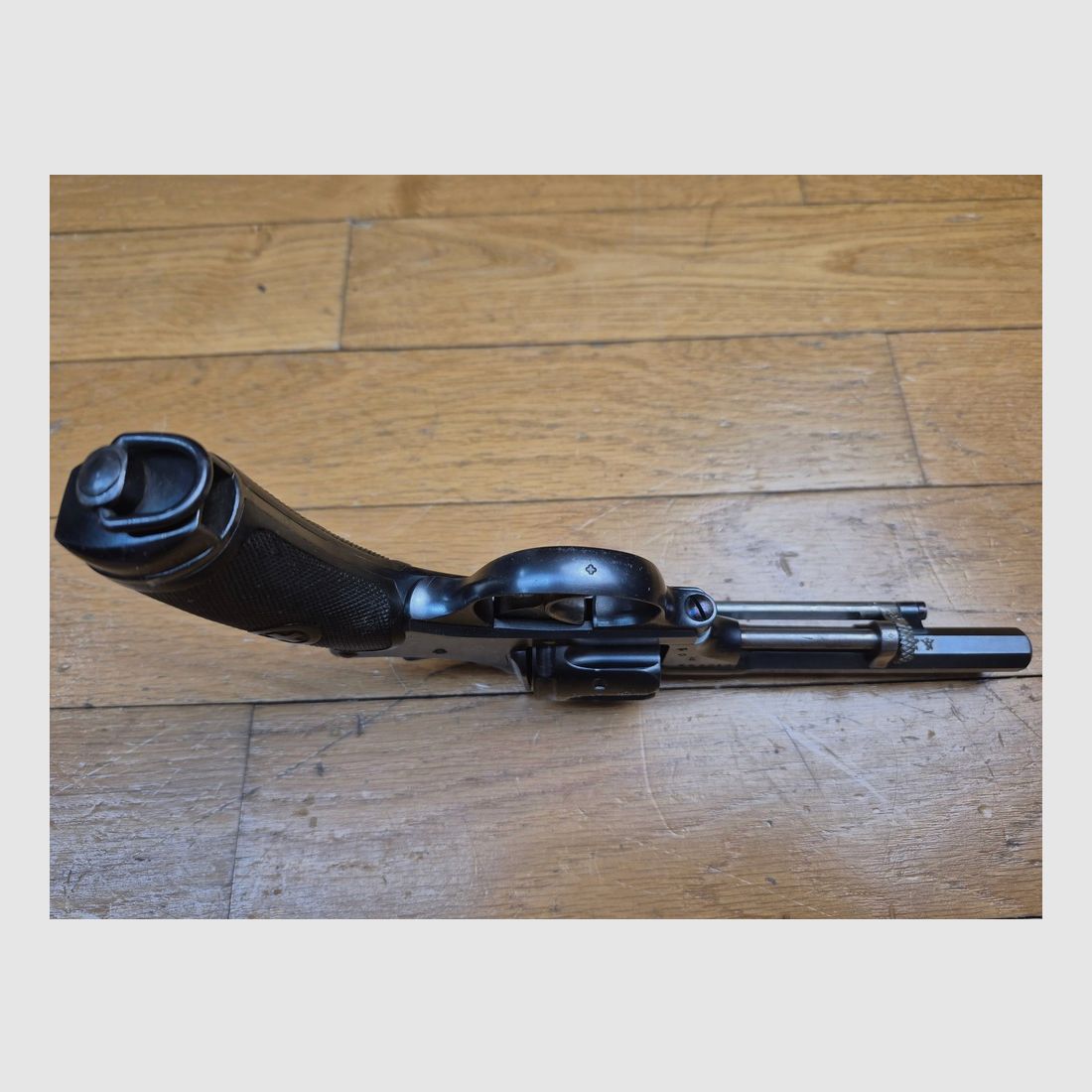 Très Beau revolver suisse modèle 1882 (et pas 1882-29!) – cal .7.5 suisse – Peu fréquente fabrication « privée » de l&rsquo;Arsenal de Berne – 5.903 exemplaires W+F Bern « P » sur 37.255 armes seulement – Arme de 1er type – quasi neuve et catégorie D! – TBE++, image 9 sur 22