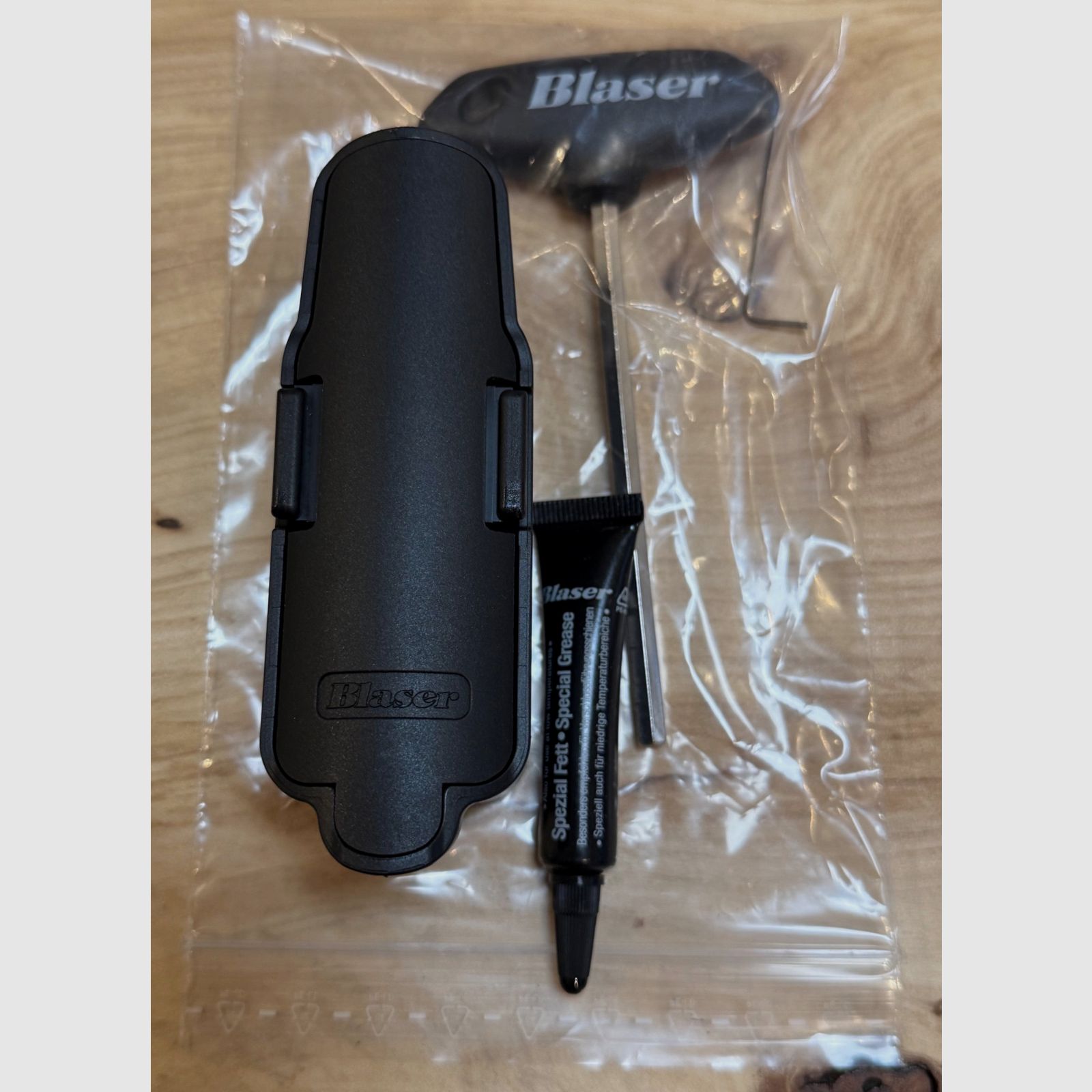 Blaser R8 Set: Magazinschachtabdeckung, Blaser Spezial Fett & Laufwechsel-Schlüssel