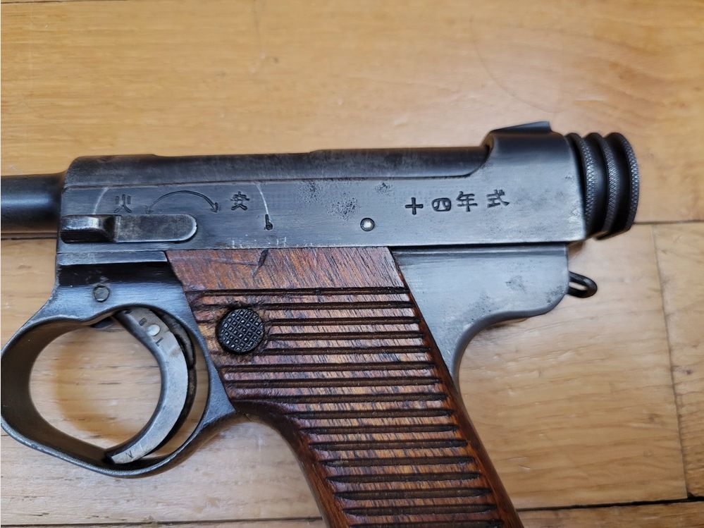 Exceptionnel et très rare Pistolet japonais Nambu Type 14 – Arme réglementaire japonaise – Calibre d&rsquo;origine 8mm Nambu – Arsenal de Nagoya en supervision de Kokubunji – Arme d&rsquo;avril 1940 – Belle arme monomatricule sauf chargeur – TBE et très rare, image 16 sur 23