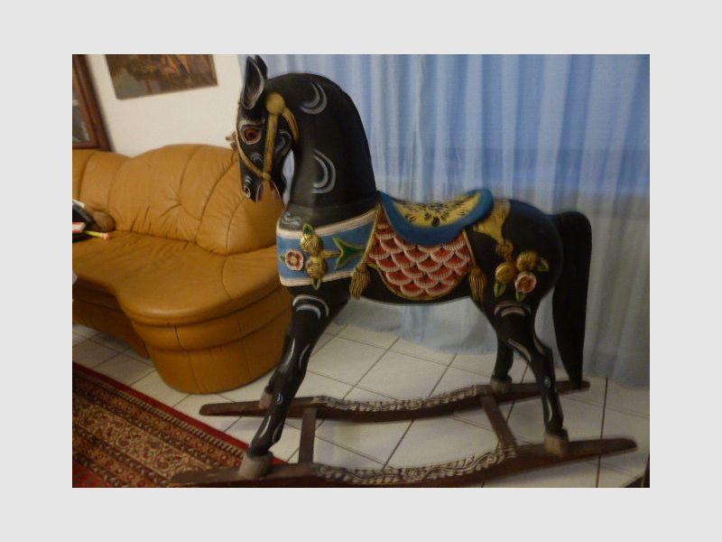 Maestro carpintero-artista	 caballo de madera