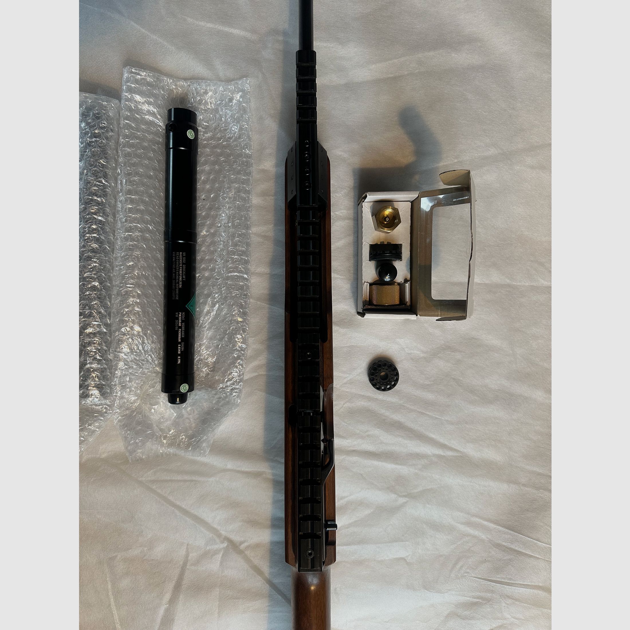Weihrauch HW 100 T, mit SD, 3 neue Kartuschen, WBK-pflichtig, neuwertig 