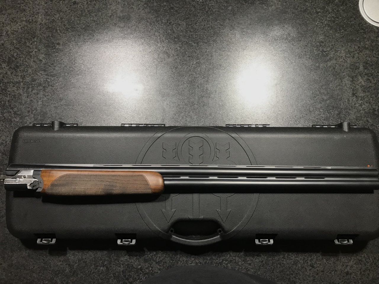 Beretta 690 Sporting Black cal. 12, 76 cm, as good as new with case & accessories!