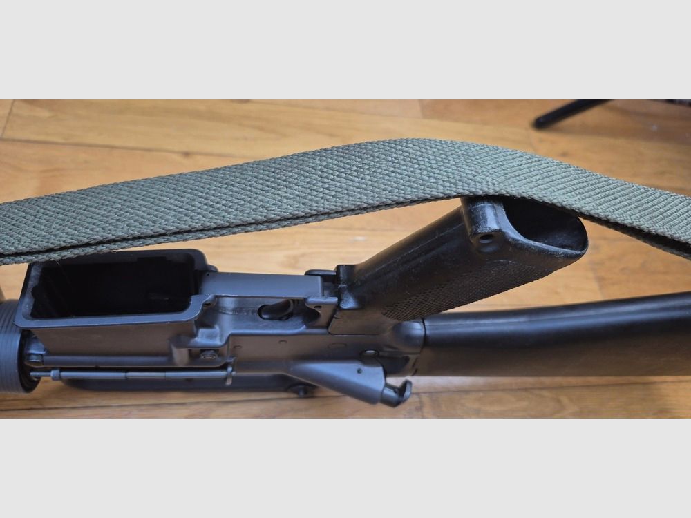 Splendide et Rare carabine M16 A1 – Arme réglementaire « US Governement Property » – Fabrication Colt de 1973 ! – Époque guerre du Vietnam – Calibre 5.56 Otan – Arme mythique du XX° siècle – Canon et mécanique parfaits – Excellent état esthétique – TBE++ – – Catégorie A2 – Export EXCLUSIVEMENT, image 16 sur 44