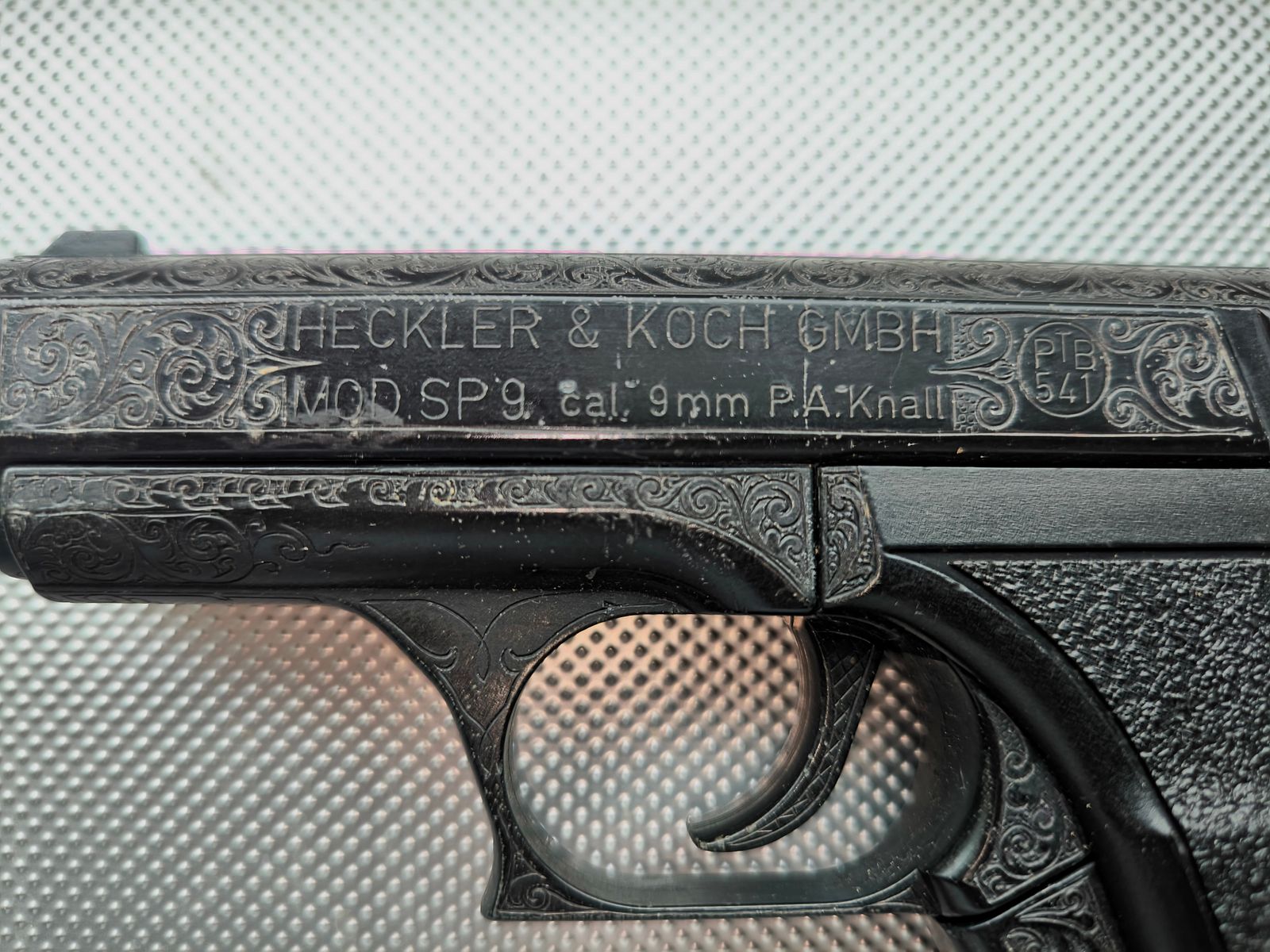 ⚠️ Uwaga Kolekcjoner Wystawa Sztuka, Hackler & Koch Mod. SP9-z grawerem - Wizualnie i funkcjonalnie w doskonałym bardzo dobrym stanie, jak nowa i mało strzelana oraz jako pistolet SRS-gazowy/strzałowy kaliber 9mmPAK prawie już nie do znalezienia!! 