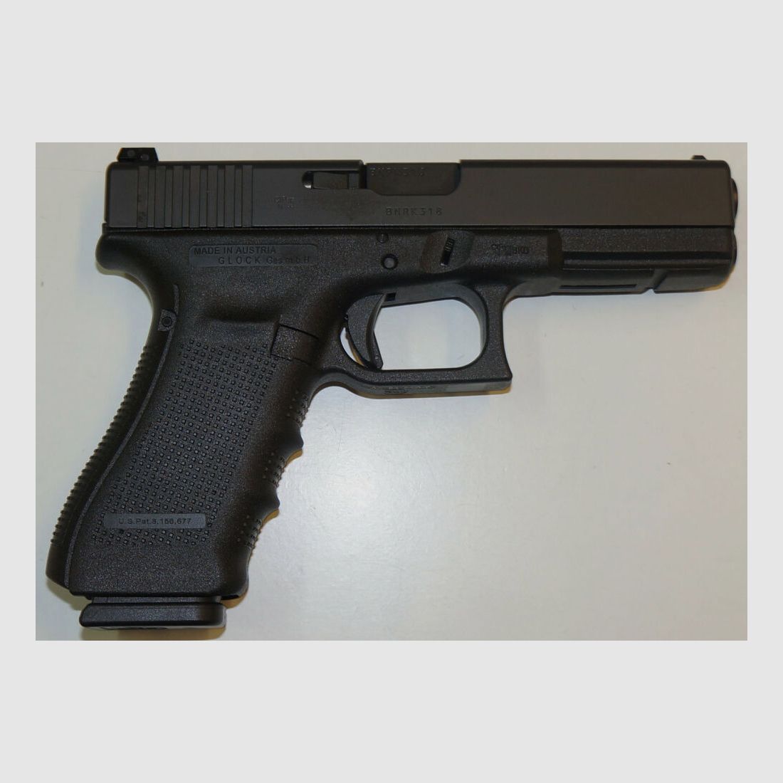 Glock pistol Glock 17 Gen4 in caliber 9mm Para (9x19) including accessories