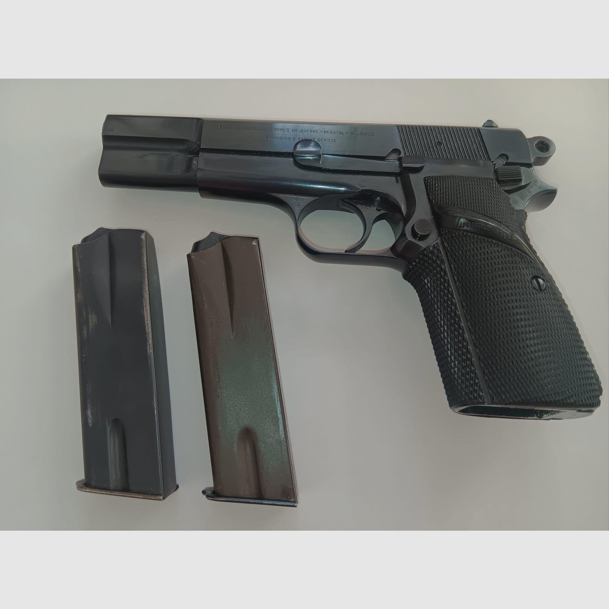 Pistola FN Browning HP 9mm con due caricatori