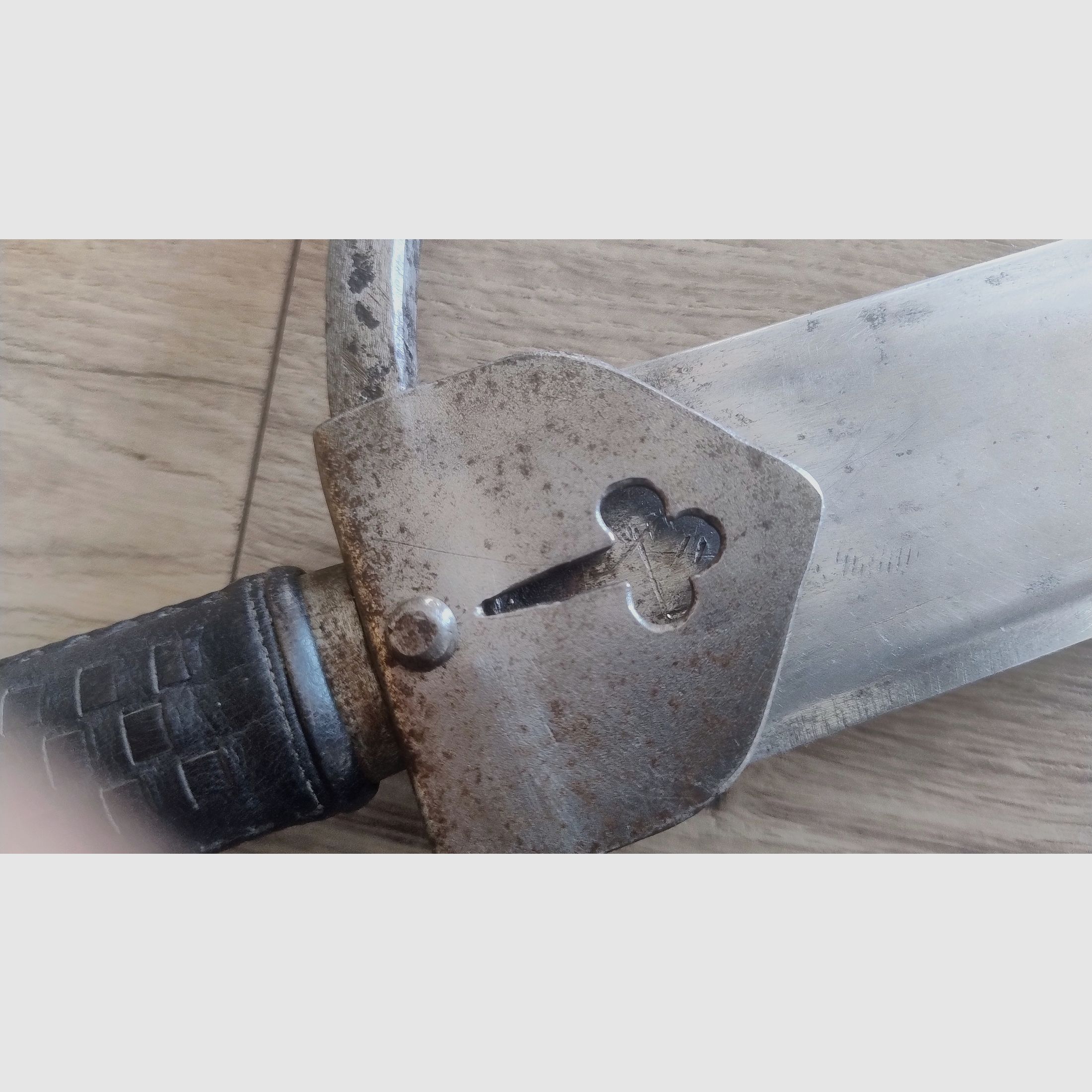 Historical longsword approx. 1870–1900 – leather grip – peened pommel – total length 112 cm