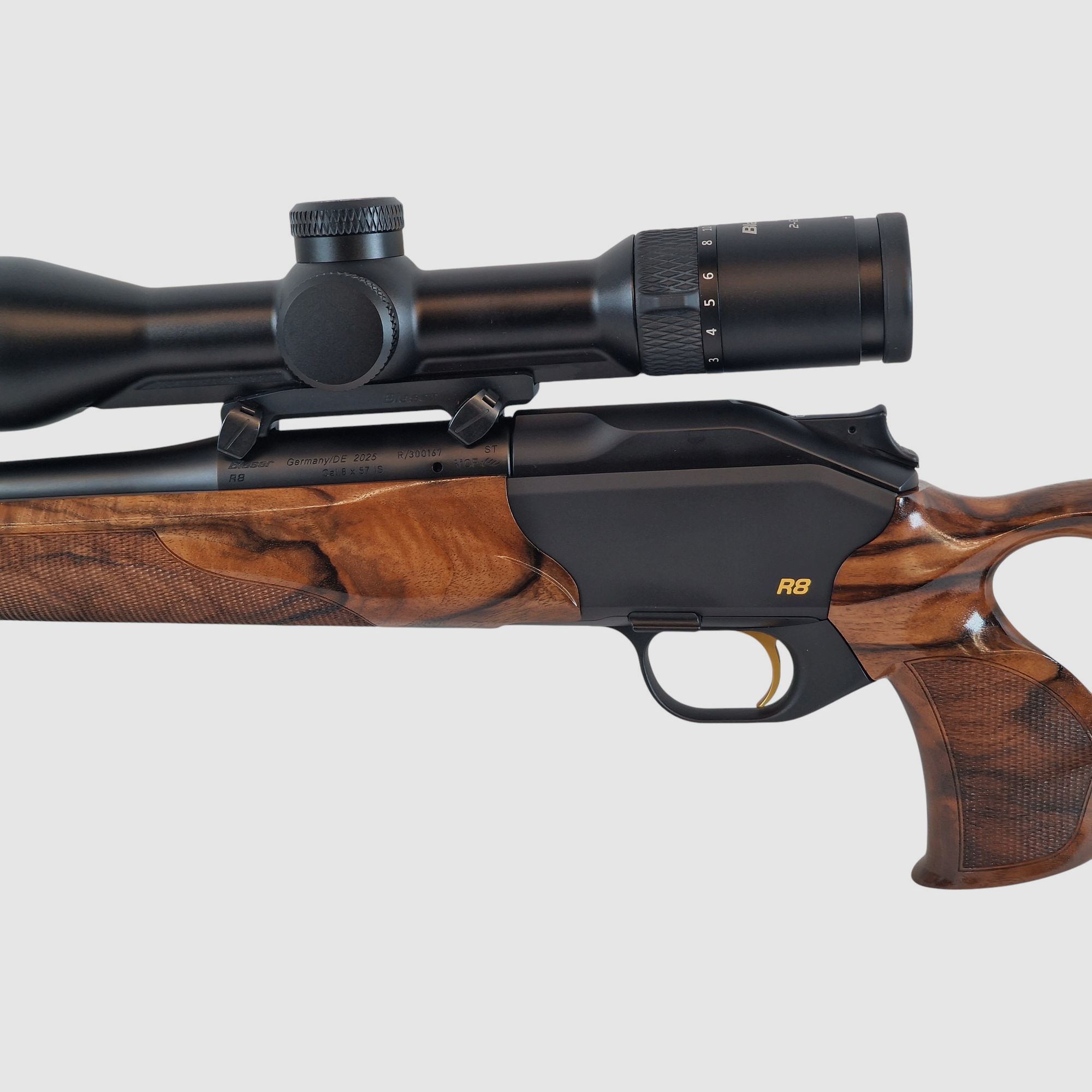 Blaser R8 Success Holz HK4 Kal. 8x57JS LL. 52cm mit M15x1 und Blaser B2 2-12x50 IC S 