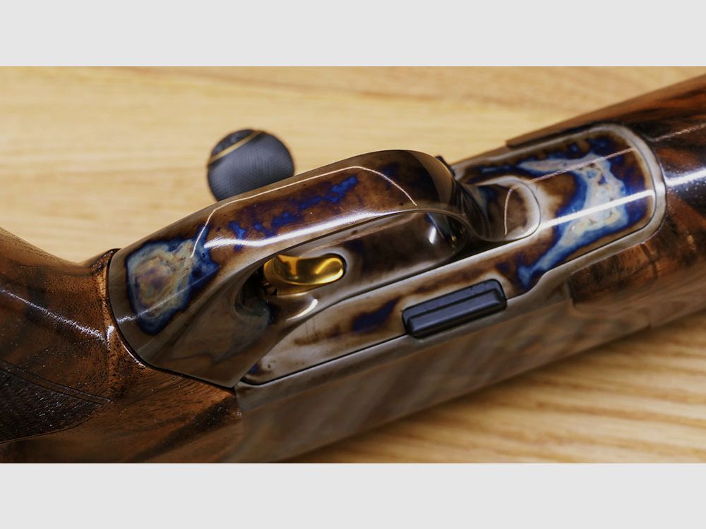 Blaser R8 mit Bunthärtung / Stahlsystem / kannelierter Lauf .308 / Stahlkugel gerändelt mit Blume und Goldlinie / goldener Verschlusskopf /  TRAUM AUS HOLZ & STAHL