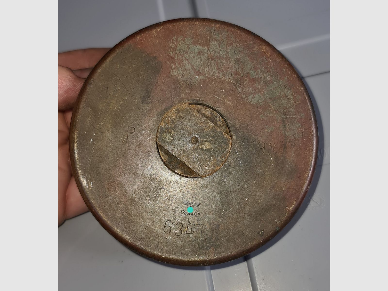 SEVERAL DECORATIVE ITEMS FROM THE WEHRMACHT ERA 1939 - 1945 / ASHTRAY, MEDAL, LAPEL PIN, PIN, STAMPING IRON, STAMP, GRENADE, SHELL, FLACK, SHELL, CARTRIDGE, SS, HJ, SA, WAR, METAL,