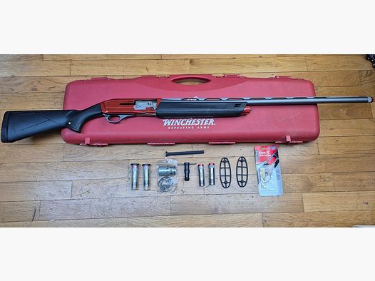 Très beau Fusil semi-automatique Winchester SX3 « Signature » / Raniero Testa – Cal .12/76 – 4+1 extensible à 10 – 5 Chokes (!) au modèle (fabrication Briley) – Plaque de couche amortisseuse ajustable – État mécanique excellent – État esthétique proche du neuf – Très beau canon miroir – Attention catégorie B 2°) e) Licence de tir obligatoire – TBE++