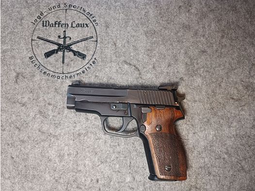 Sig Sauer P228 z celownikami LPA i drewnianymi uchwytami Nill