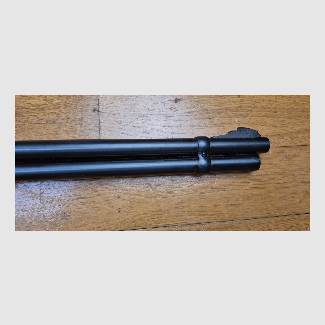 Piękna karabina z dźwignią Marlin model 1894 – Broń z 1971 roku – Kal. .44Mag – W 10+1 nabojach – Dobre drewno z amerykańskiego orzecha z własnoręcznie wykonaną kolbą – Ultra płynna mechanika – Wspaniała lufa o długości 51 cm – Uniwersalna broń strzelecka w BE+/TBE, zdjęcie 30 z 30