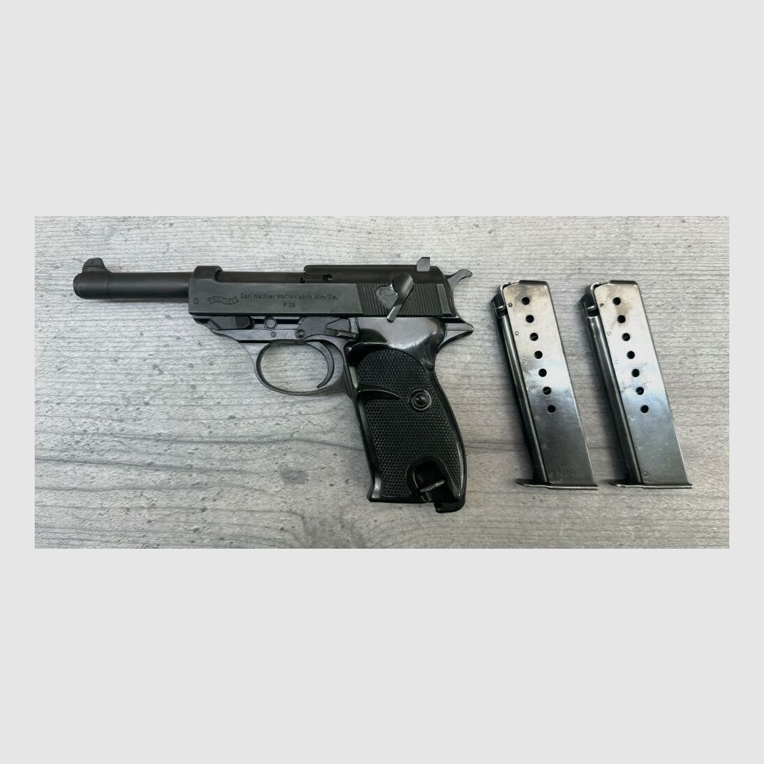 Carl Walther Fabbrica di Armi Ulm P38, 2x caricatori, cal.: 9mm Luger