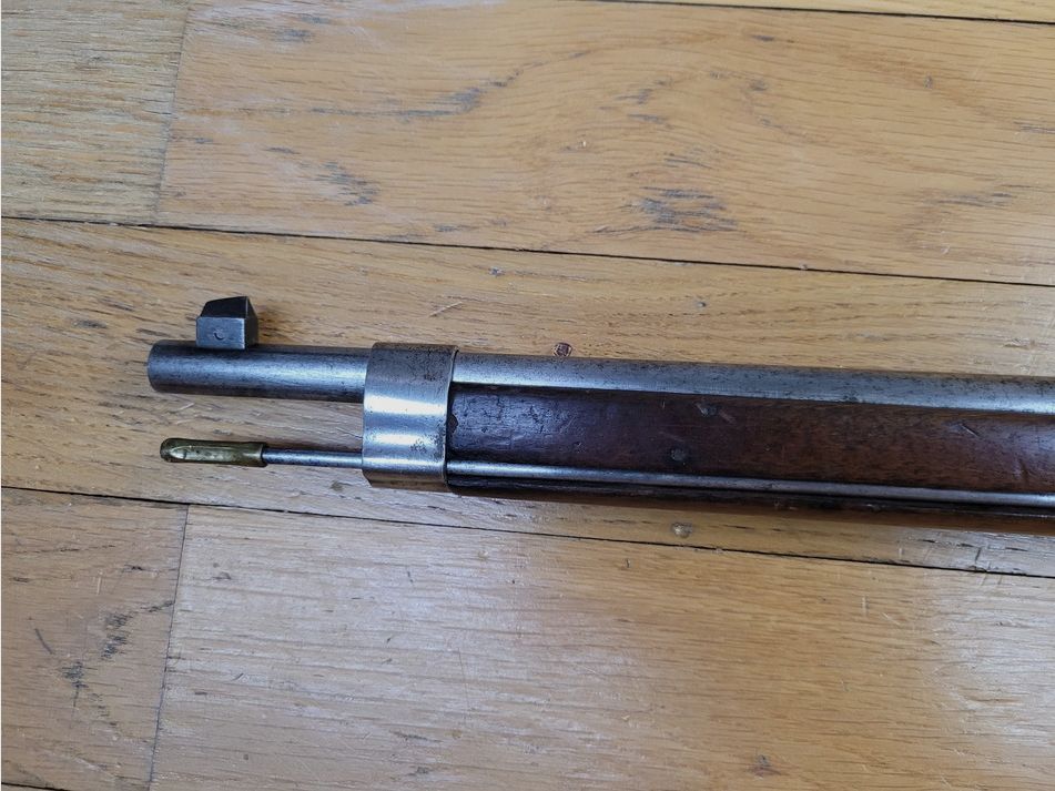 Seltene Mauser-Daudeteau 1871/94 Repetierbüchse – Originalkaliber 6,5x54R – Reglementarische Waffe der uruguayischen Armee – 5.000 Exemplare – Holz und Markierungen einwandfrei – Alles nummerngleich bis auf eine Schraube – Neuer Lauf und seltene Originalreinigungsstange – TBE++, Bild 25 von 26