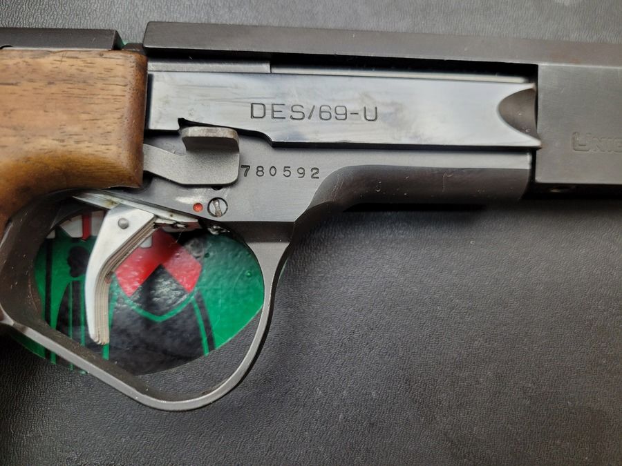 Sehr guter Pistol DES 69/U – Hergestellt in Frankreich von Unique in Hendaye – Kal. 22 LR – Verstellbarer anatomischer Schaft aus Nussbaum – Magazin 10 Schuss – Verstellbarer Abzug – Doppelte Bossette – Set von Gegengewichten – Vollständig aus bearbeitetem Stahl – Sehr guter Zustand, Bild 11 von 27