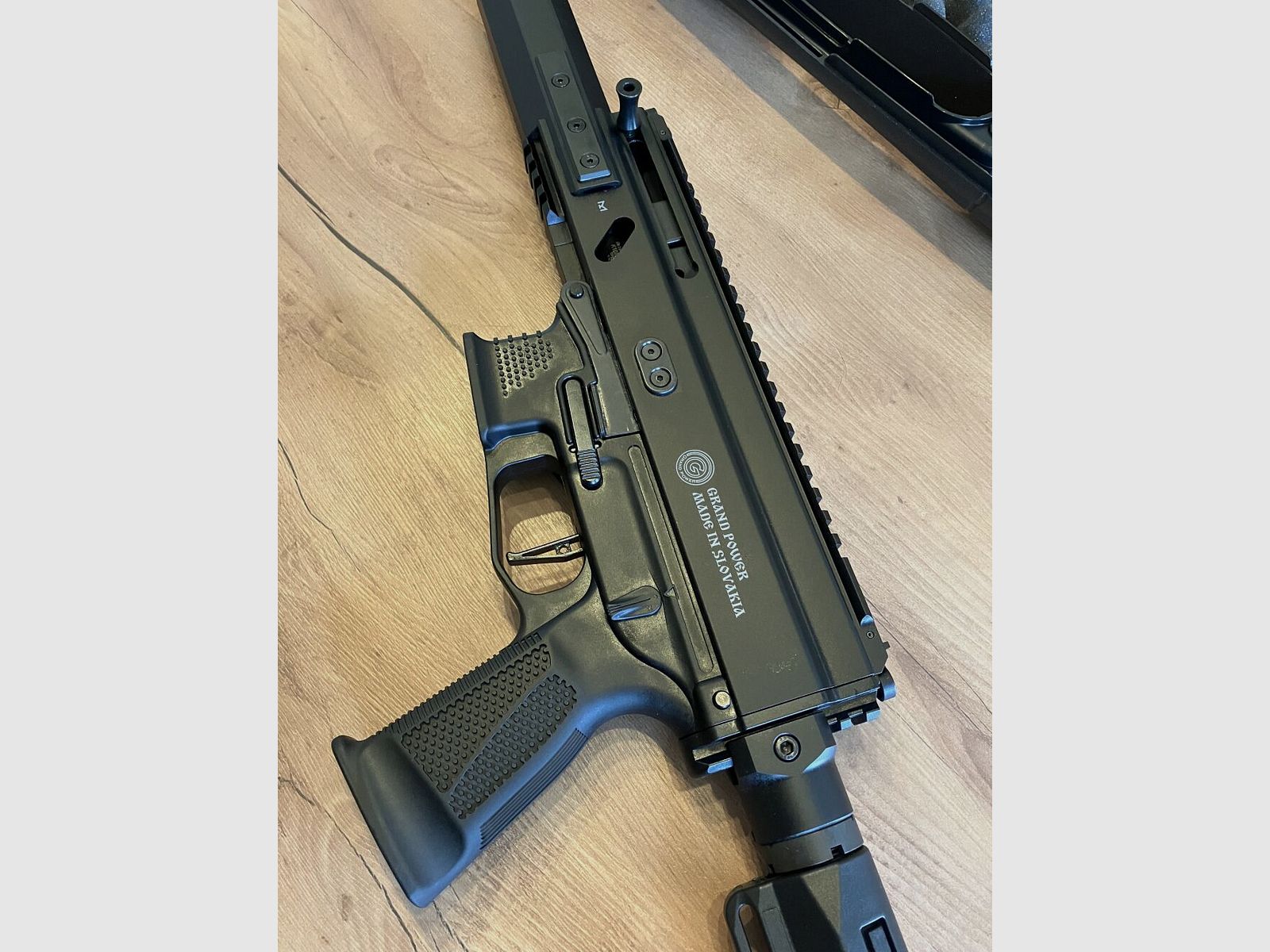 Grand Power Stribog RSR mit höhen- und seitenverstellbaren AR15 Schaft 9mmLuger